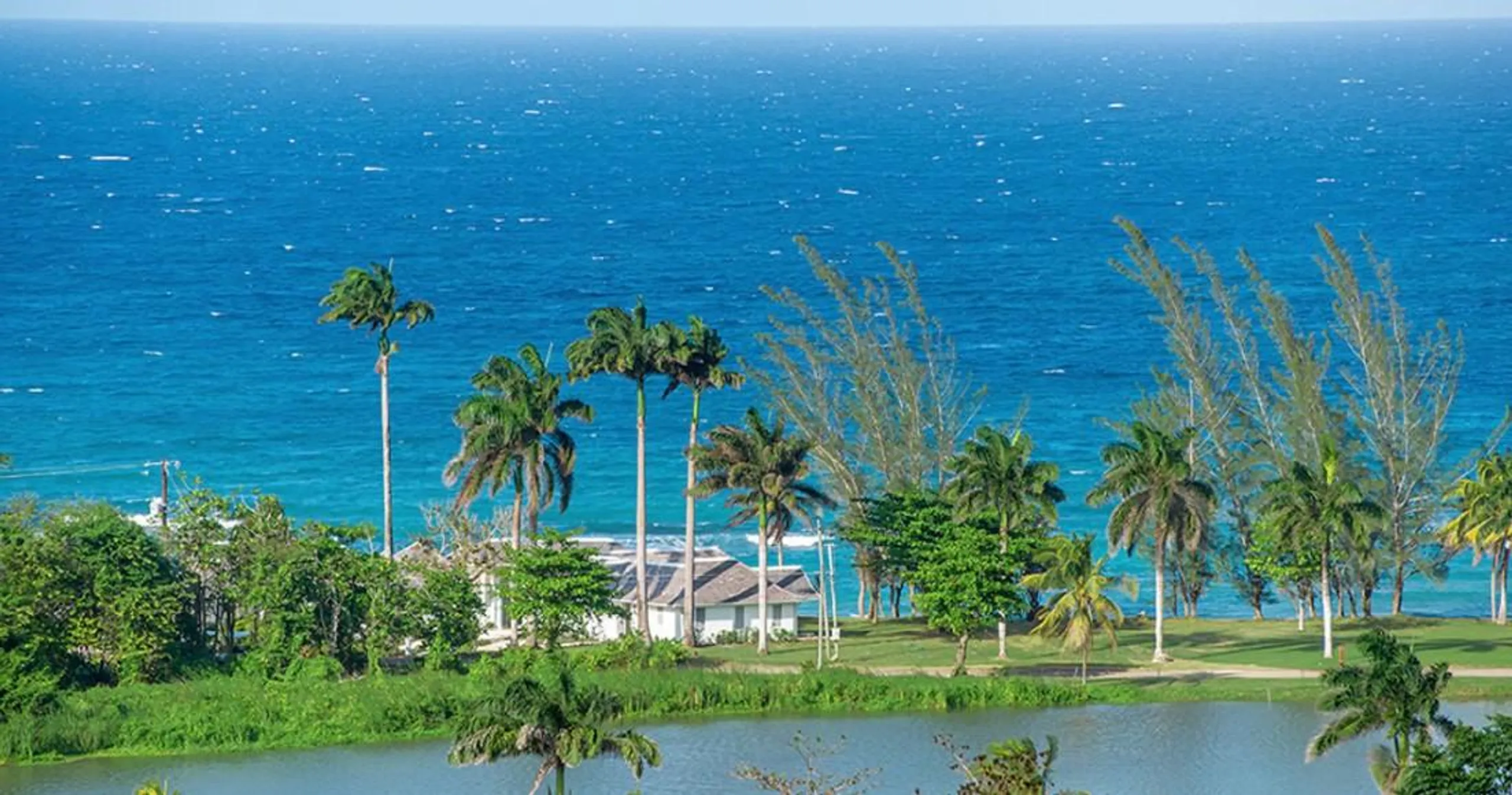 Chic Seafront Retreat in Sandy Bay with Private Pool and Panoramic Ocean Views — photograph 11
