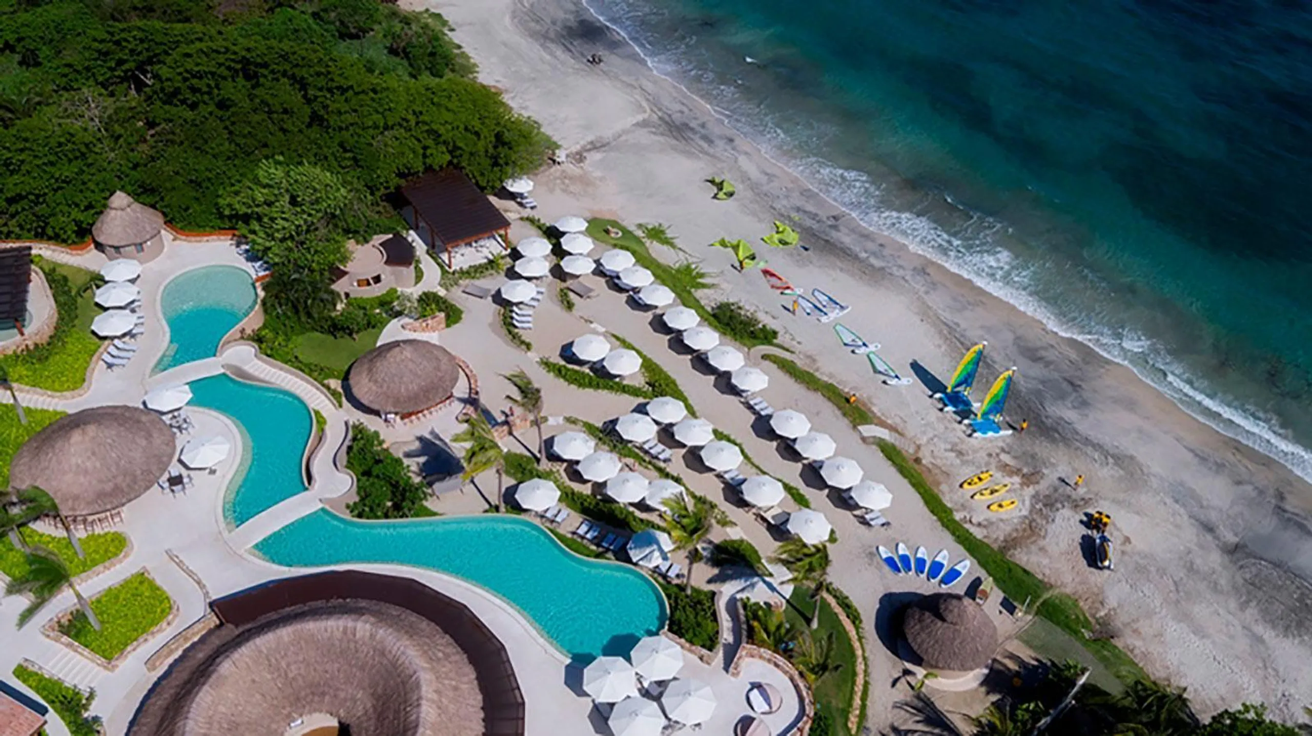 Kupuri Beach Front Grand Estate with Multiple Infinity Pools and Panoramic Ocean Views — photograph 4