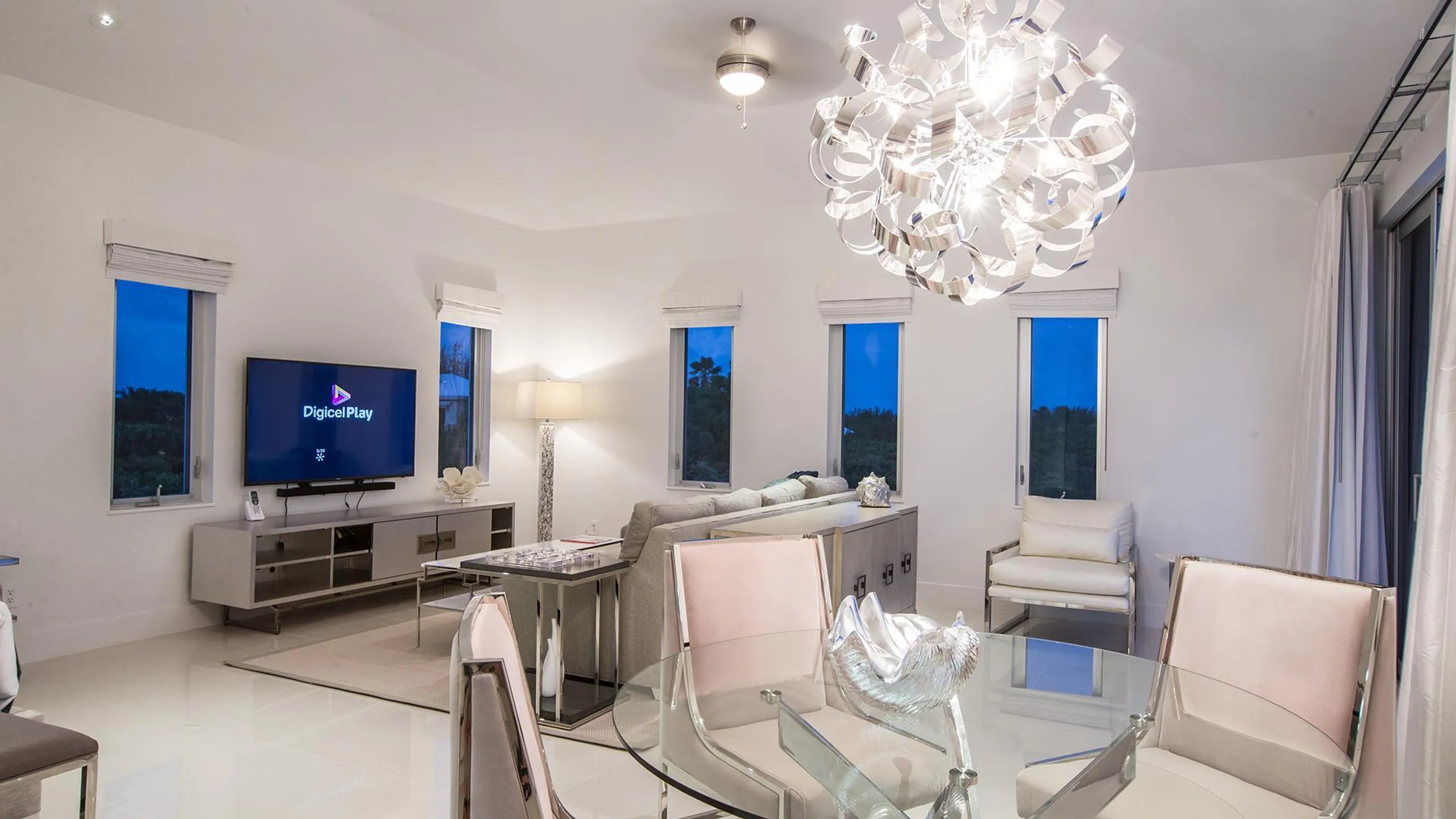 Luxurious Modern Getaway, Steps from Award-Winning  Pelican Beach — photograph 7