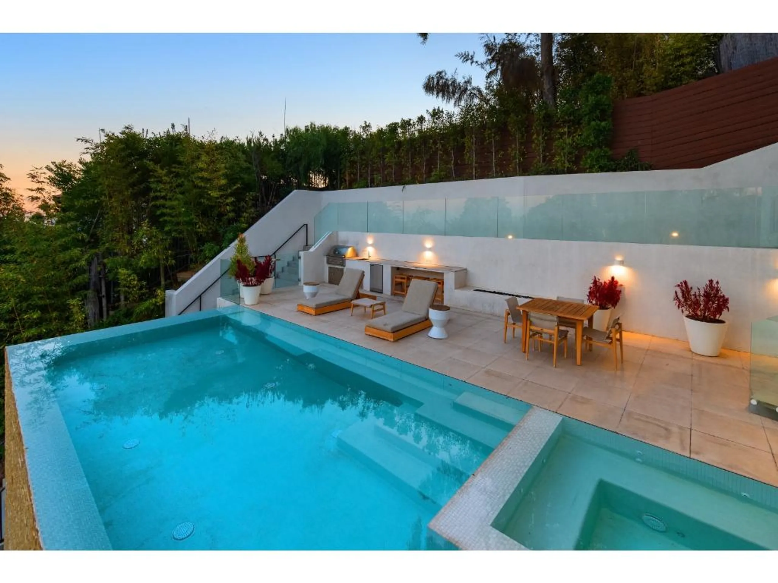 Glamorous Beverly Grove Villa with Invigorating Pool — photograph 8