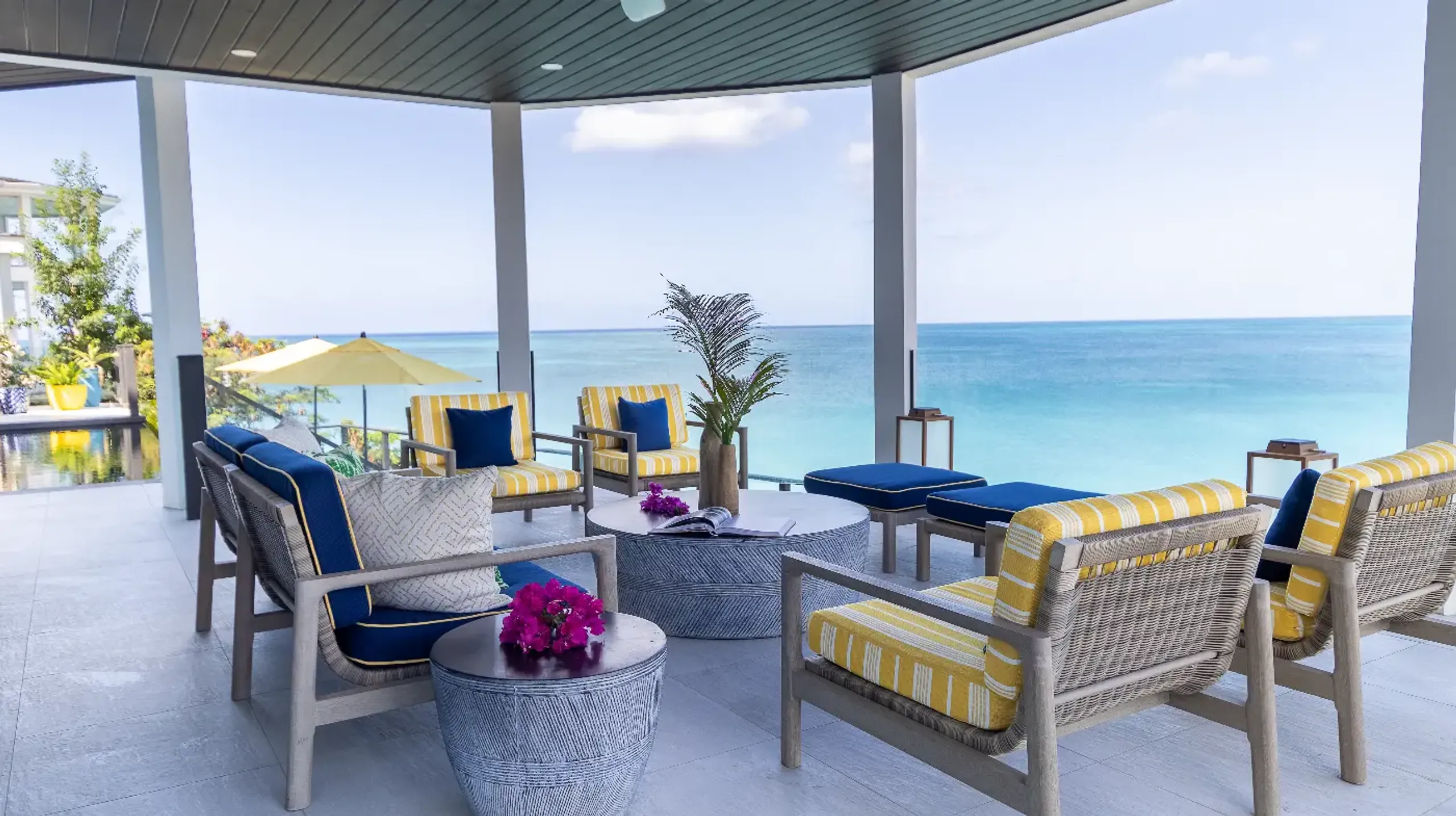 Beachfront Inspiring 4-Bedroom Villa with Infinity Pool & Private Access to Ffryes Beach — photograph 5