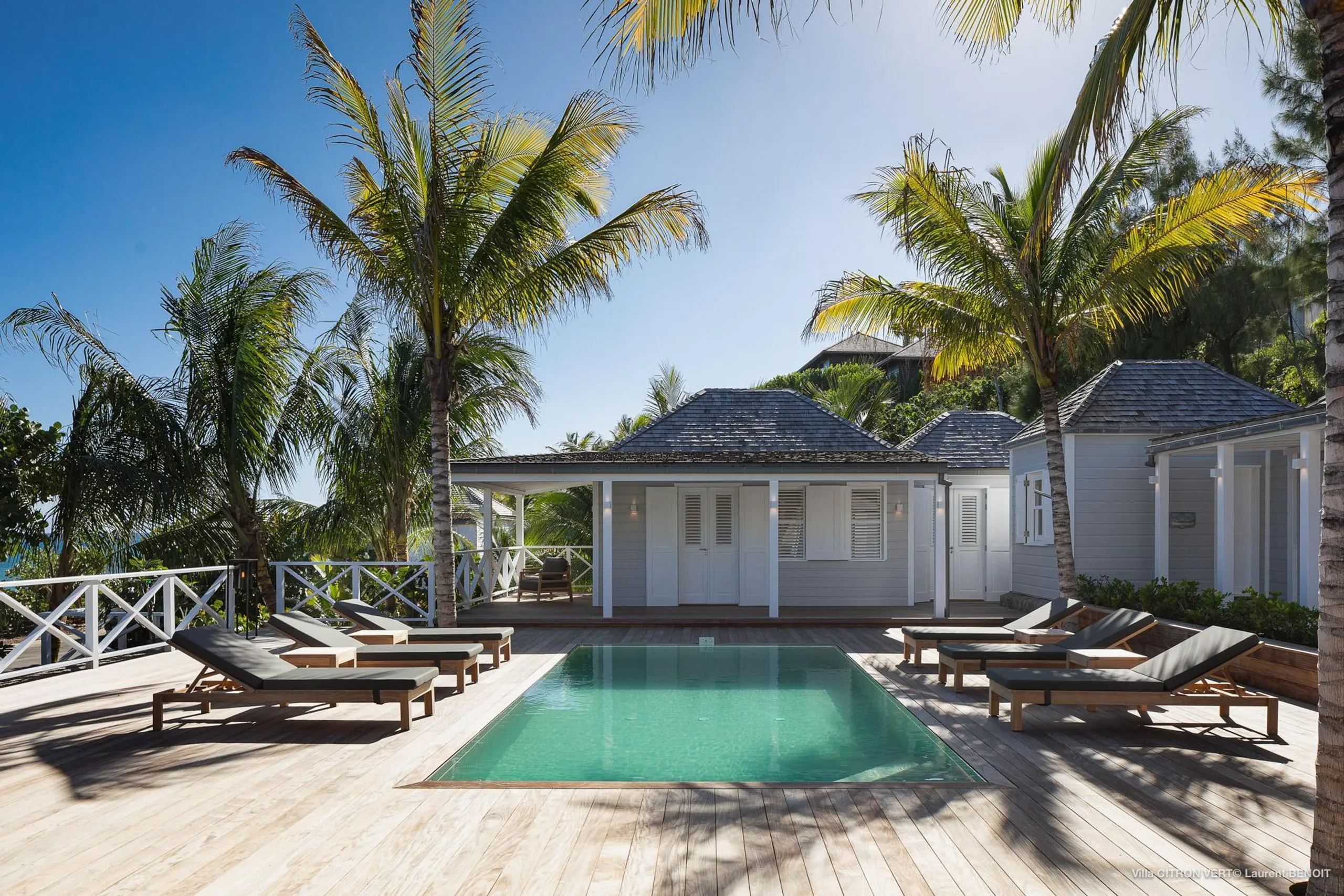 Tranquil Tropical Villa with Ocean Views and Walks to Beach — photograph 3