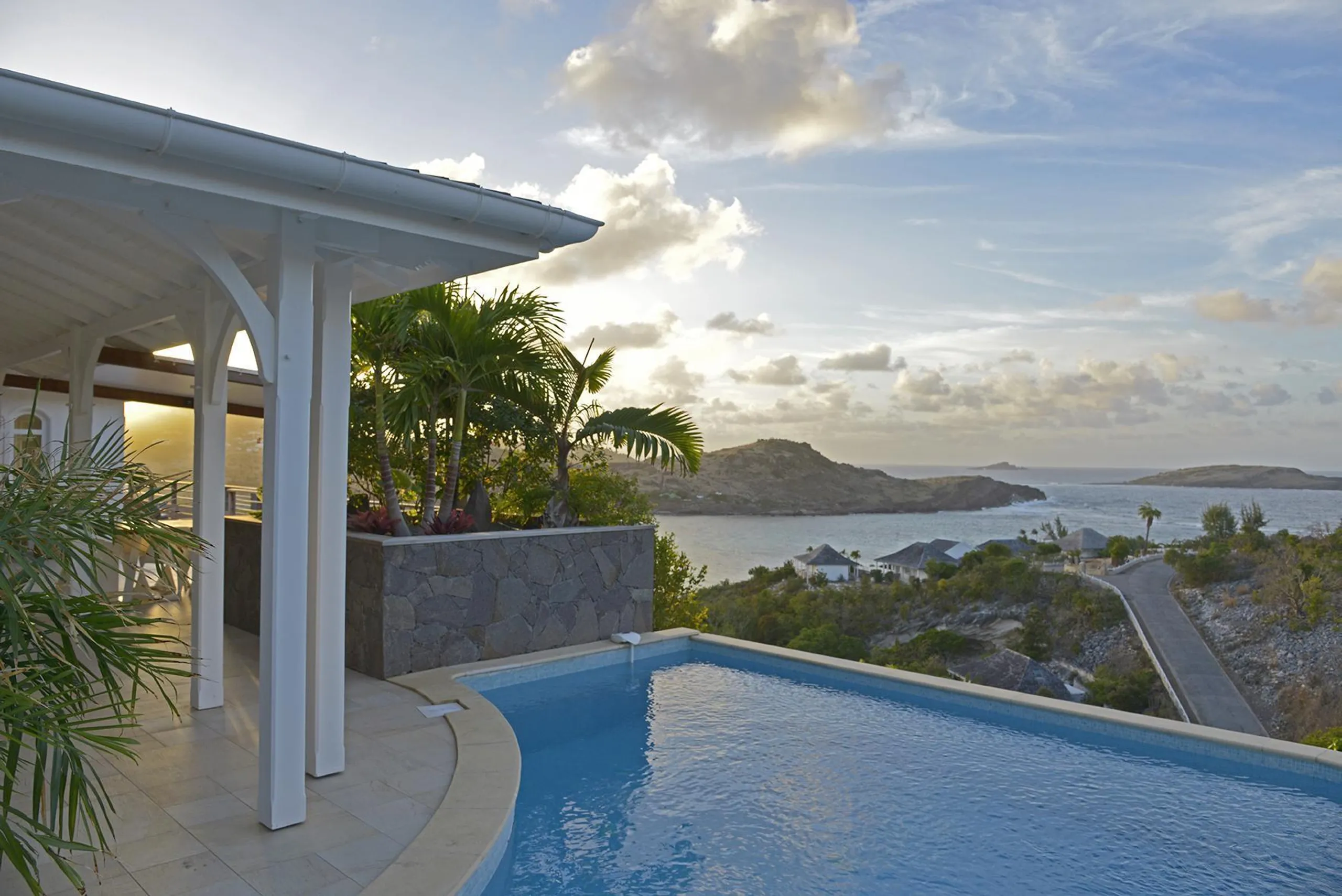 Posh Tropical Villa with Private Pool and Ocean Views — photograph 3