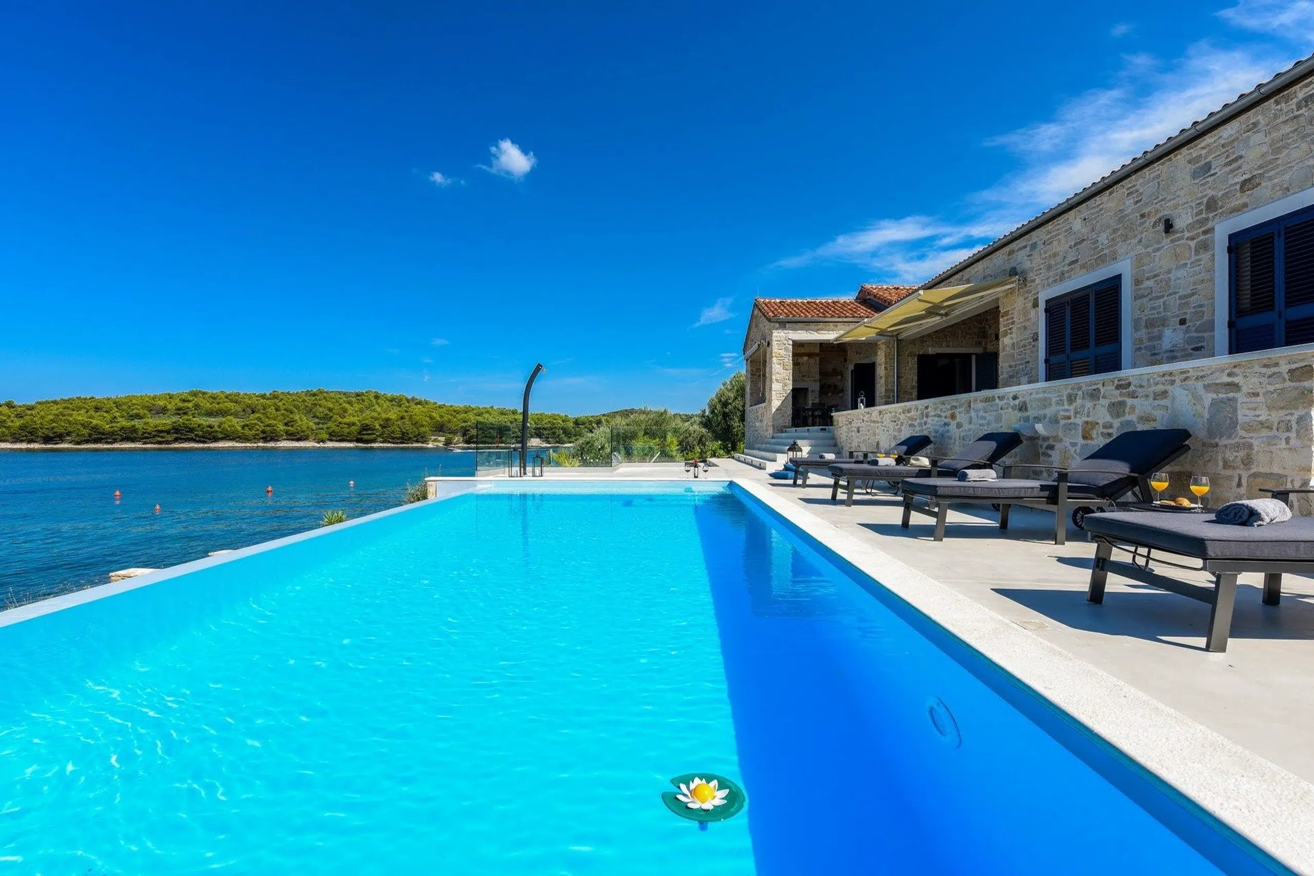 Plush and Inviting 5 Bedroom Villa with Private Infinity Pool and Sea Views — photograph 6