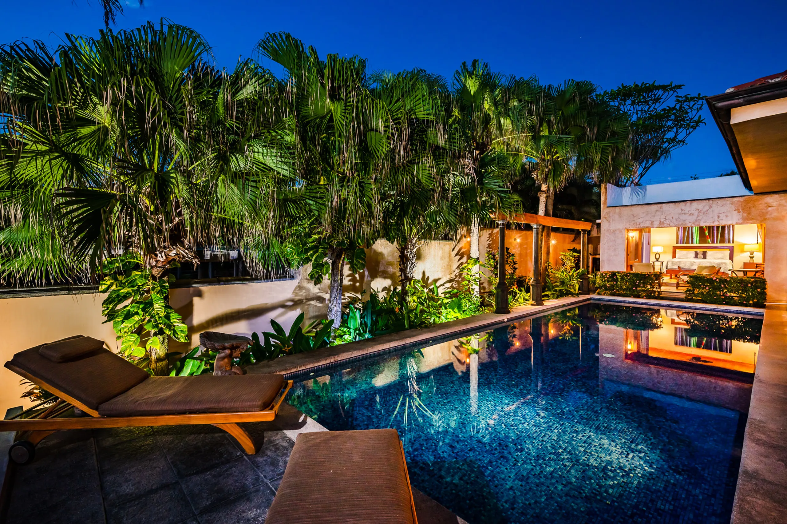 Exquisite Beachfront Villa with Private Infinity Pool and Tropical Gardens — photograph 3