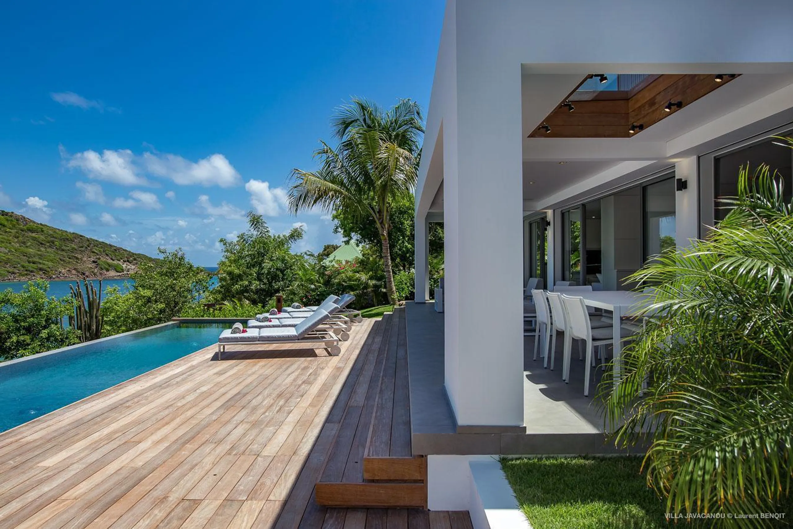 Palatial Oceanside Tropical Estate with Private Pool and Walks to Beach — photograph 9