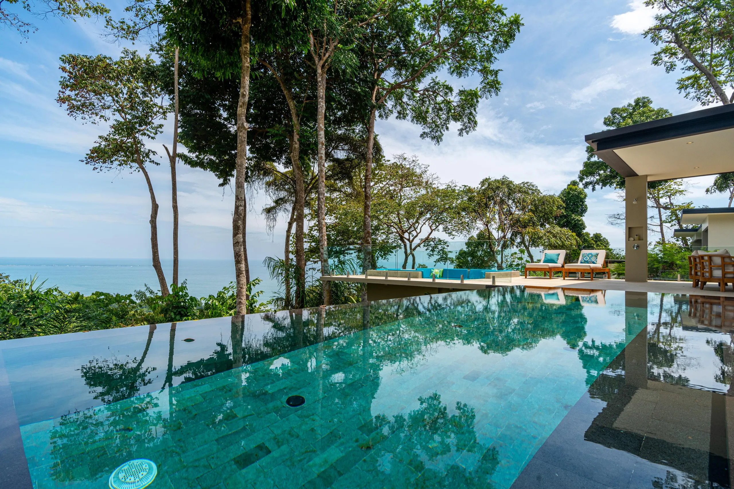 Top-Notch Villa with Infinity Pool, Jacuzzi, and Stunning Ocean Views — photograph 4