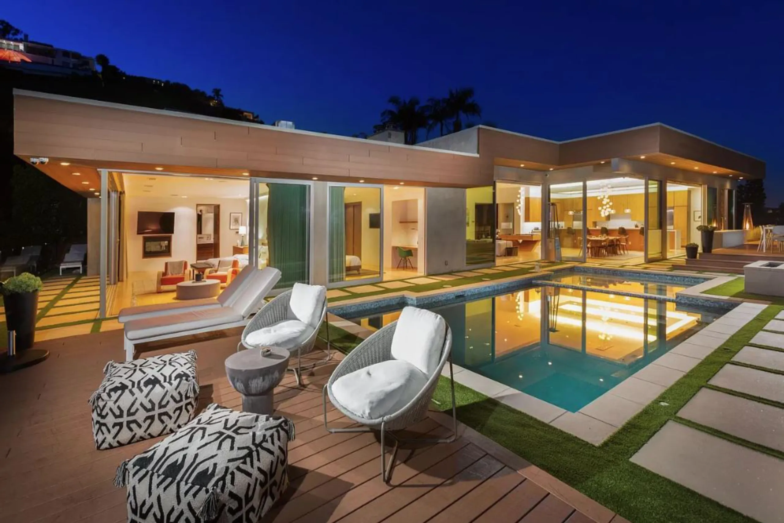 Majestic Elegant Villa with Infinity Pool And City View — photograph 7