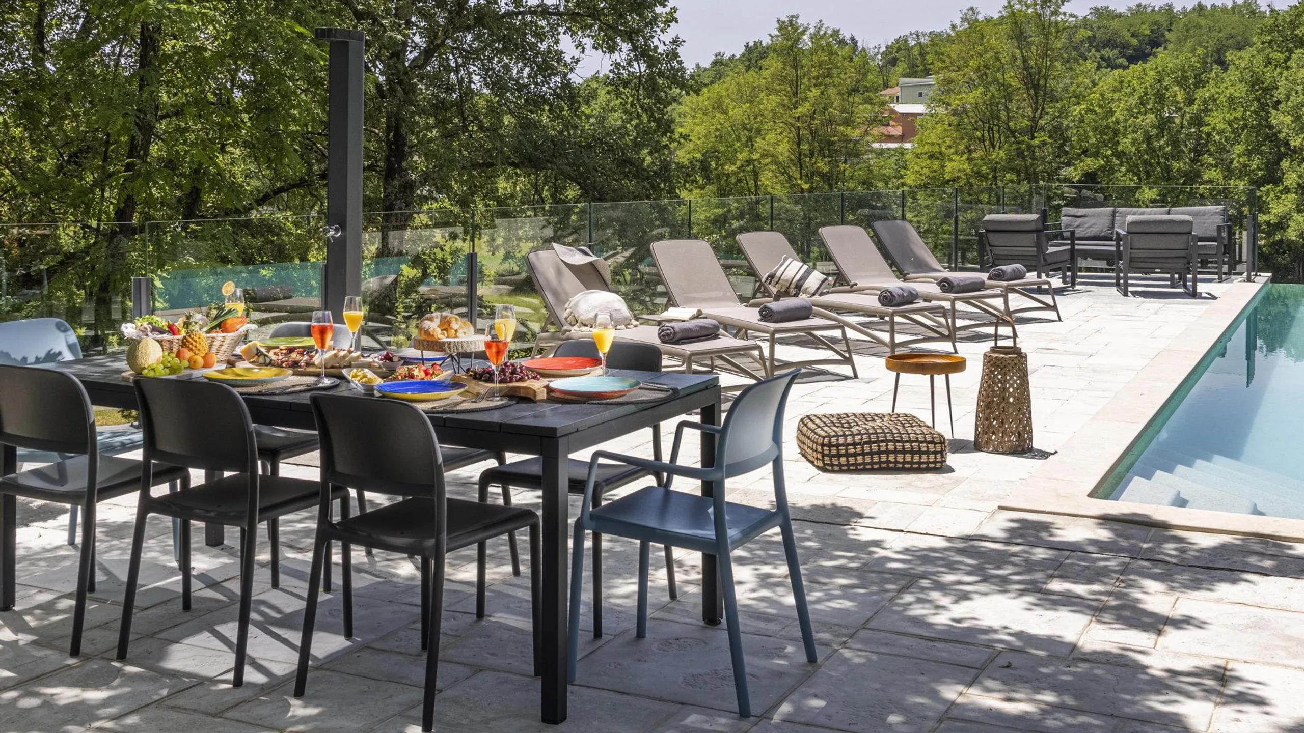 Tranquil Eclectic Villa with Private Pool and Overlooking Lush Greenery — photograph 9