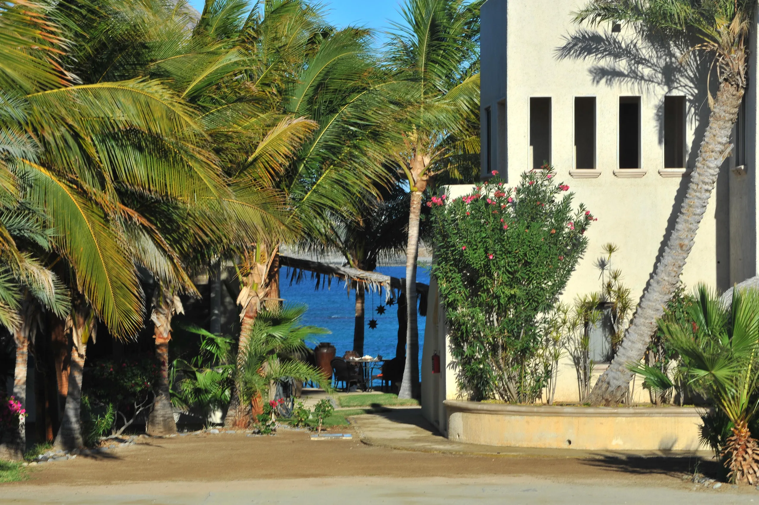 Charming Beachfront La Paz Luxury Villa with Pool, Large Palapa and Ocean Views — photograph 2
