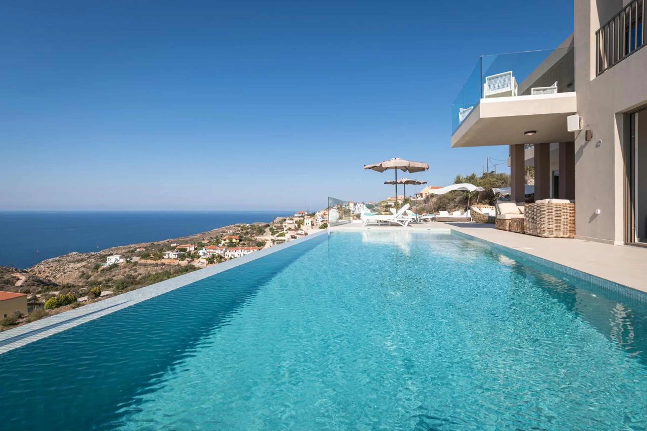 Luxurious Crete Villa with Heated Infinity Pool, Beach Access and Panoramic Sea Views — photograph 2