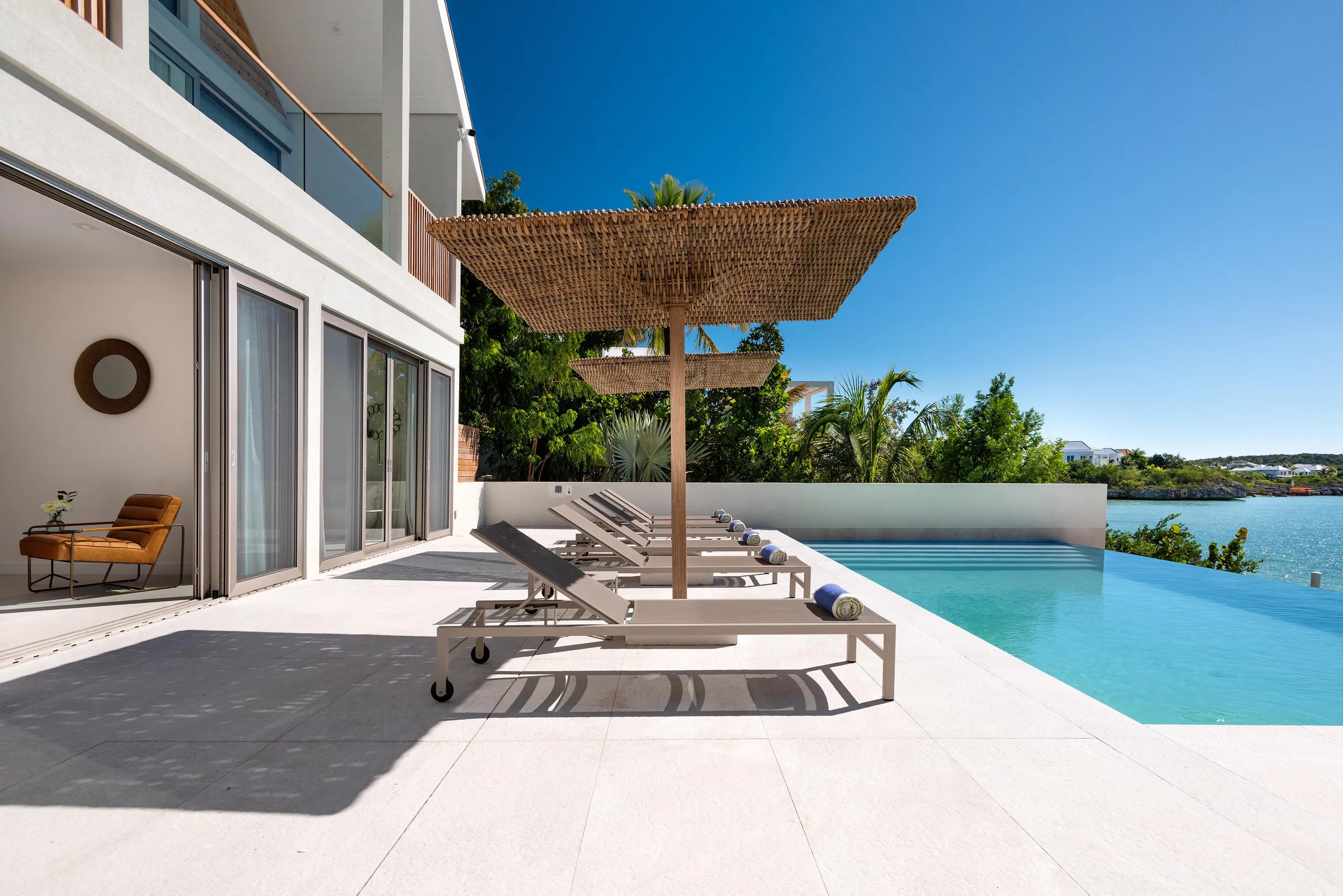 Exceptional Oceanfront Retreat with Infinity Pool and Landscaped Garden — photograph 2