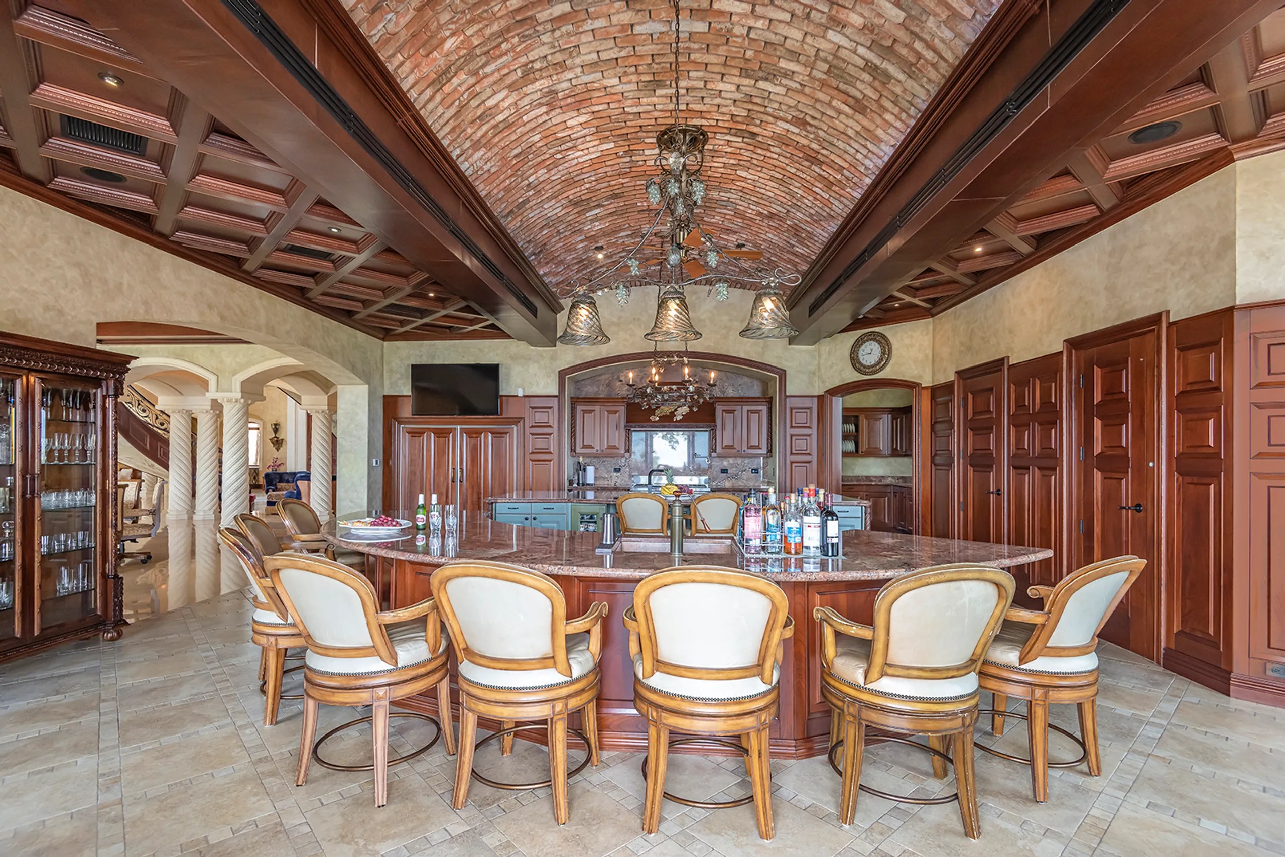 Lavish Villa with Infinity Pool, Hand-Painted Ceilings, and Beach Club Access — photograph 8