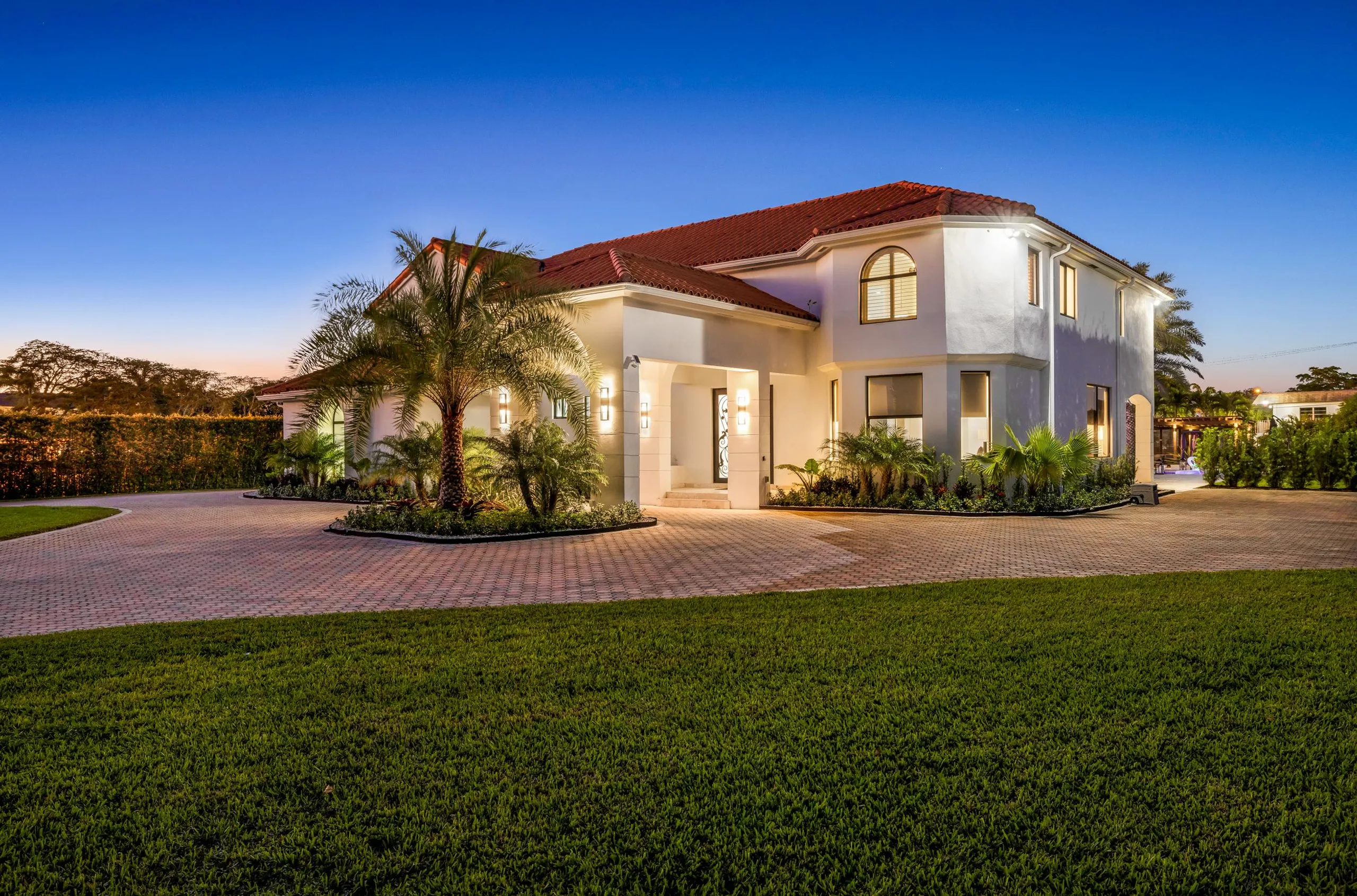 Magnificent 7-Bedroom Estate with Resort-Inspired Amenities — photograph 12