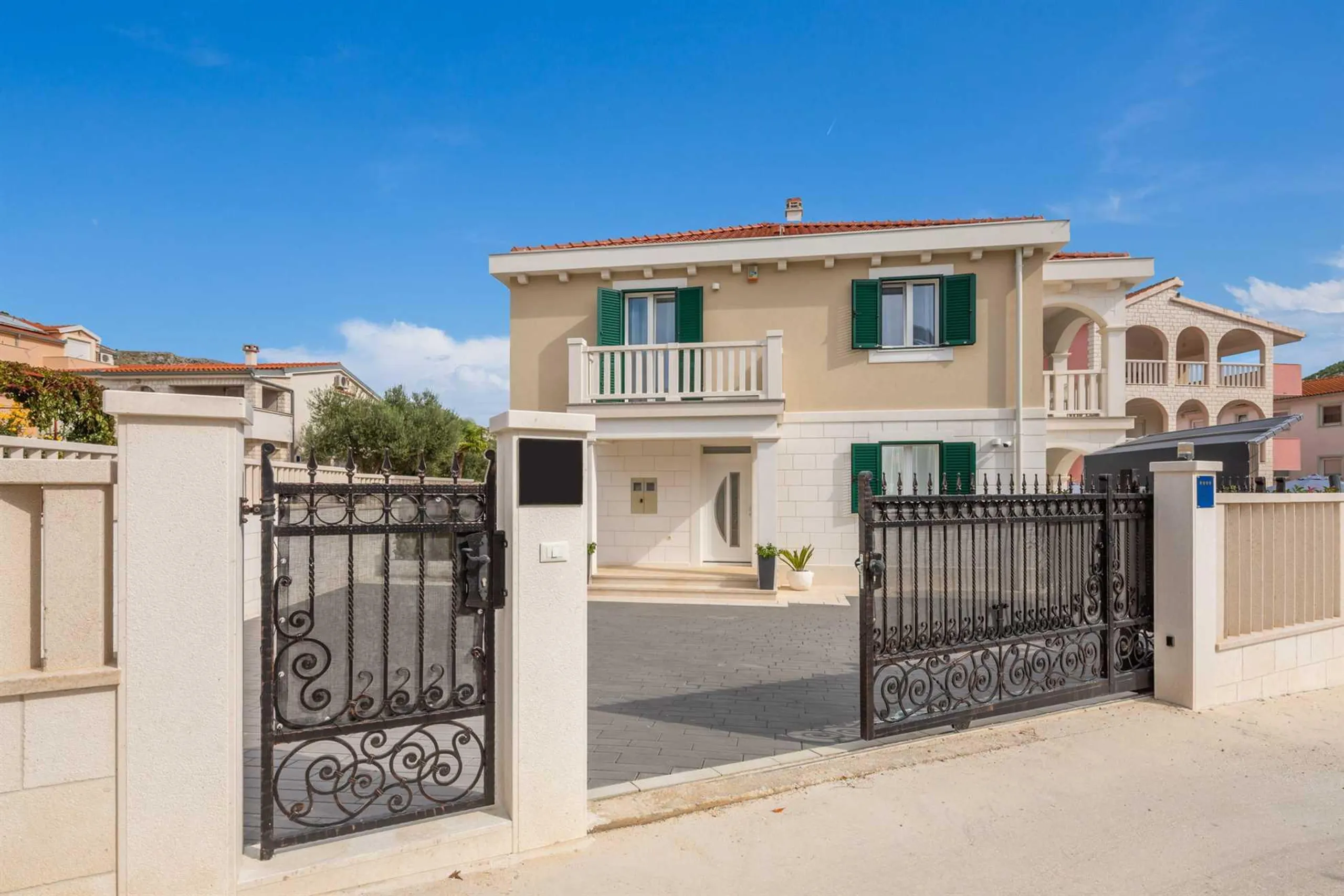Gleaming Historic 4BR Villa with Blue Water Pool — photograph 6
