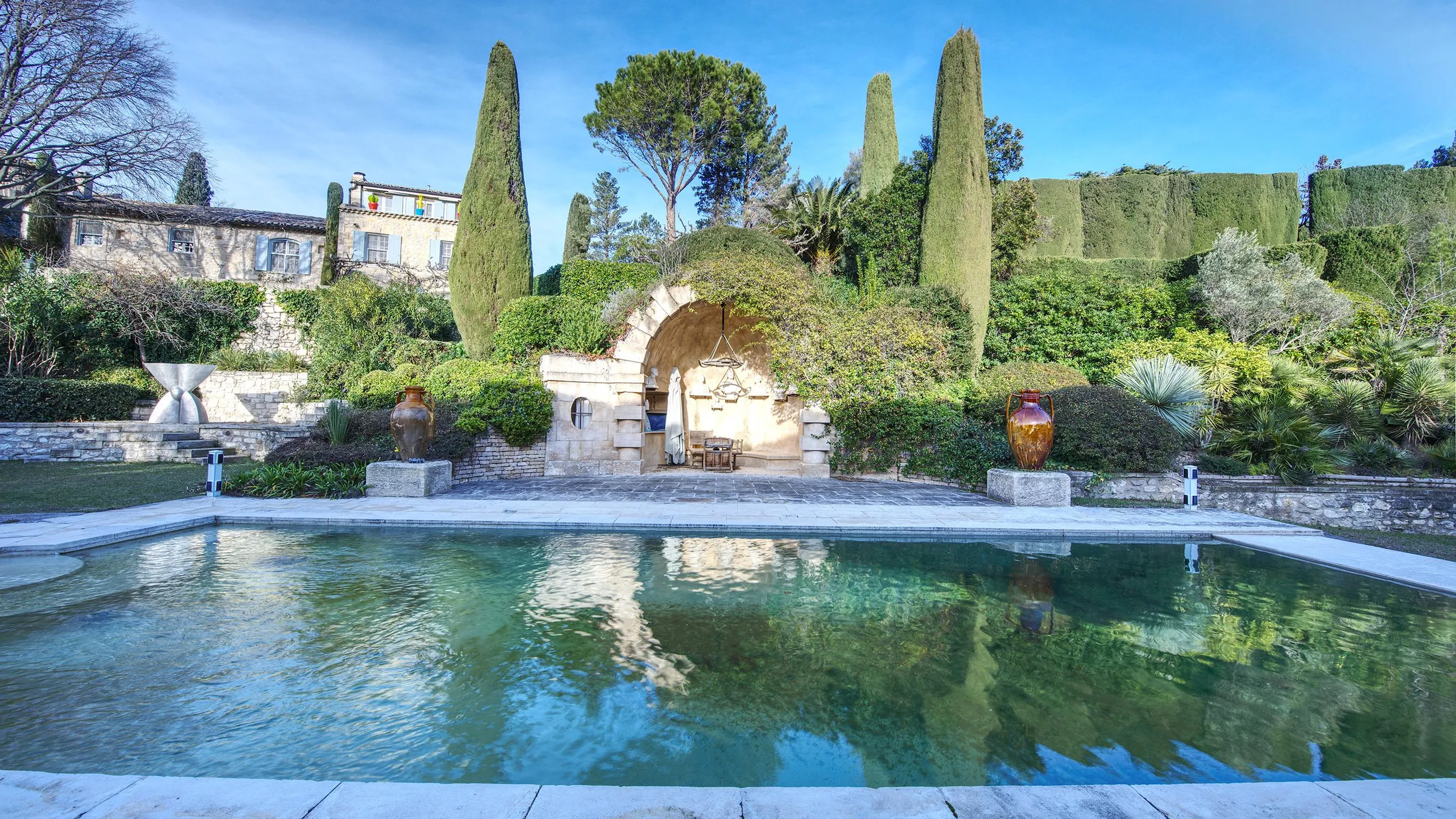 Sumptuous Escape Villa with Poolside and Panoramic Mountain Views — photograph 2