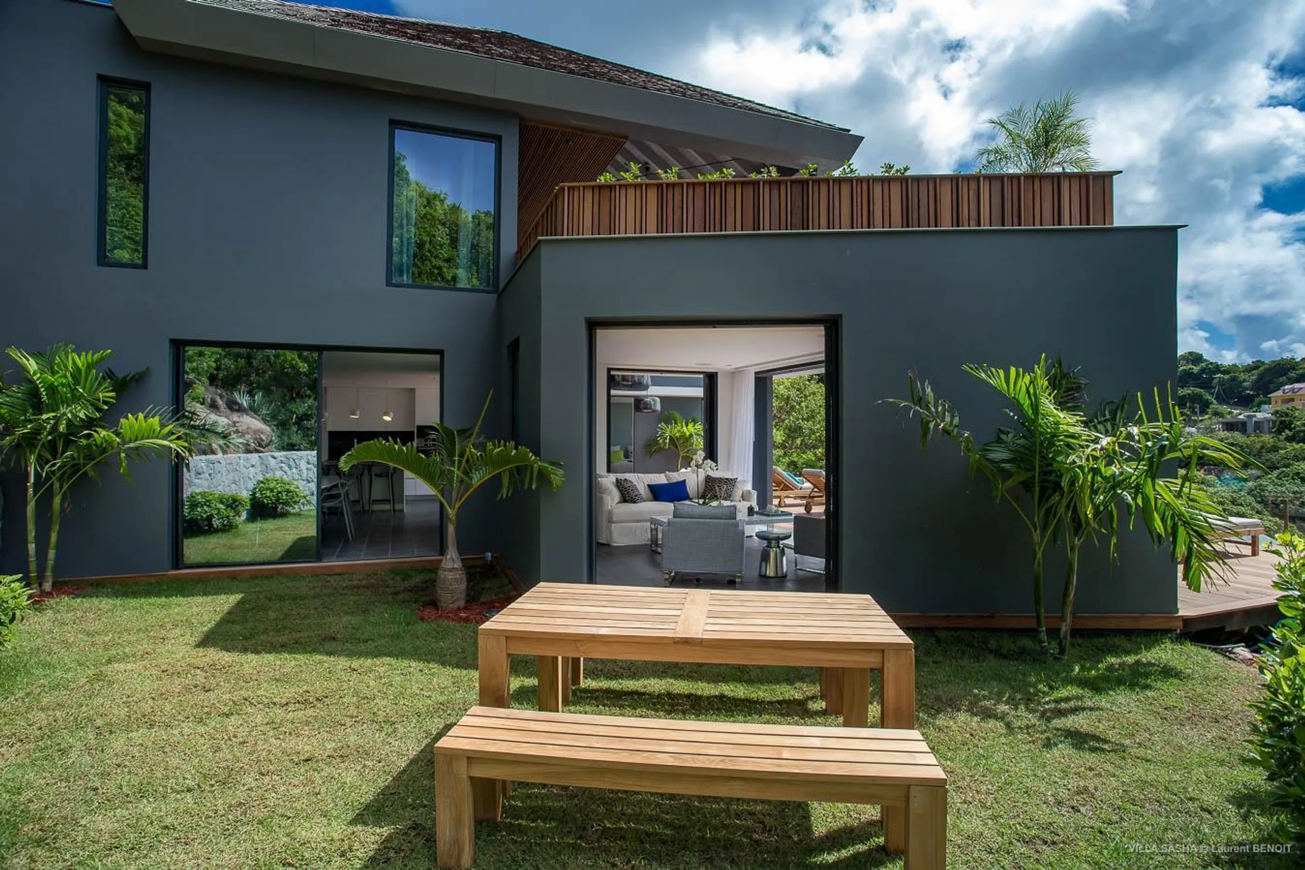 Stylish Oceanside Estate with Infinity Pool and Walks to Beach — photograph 3