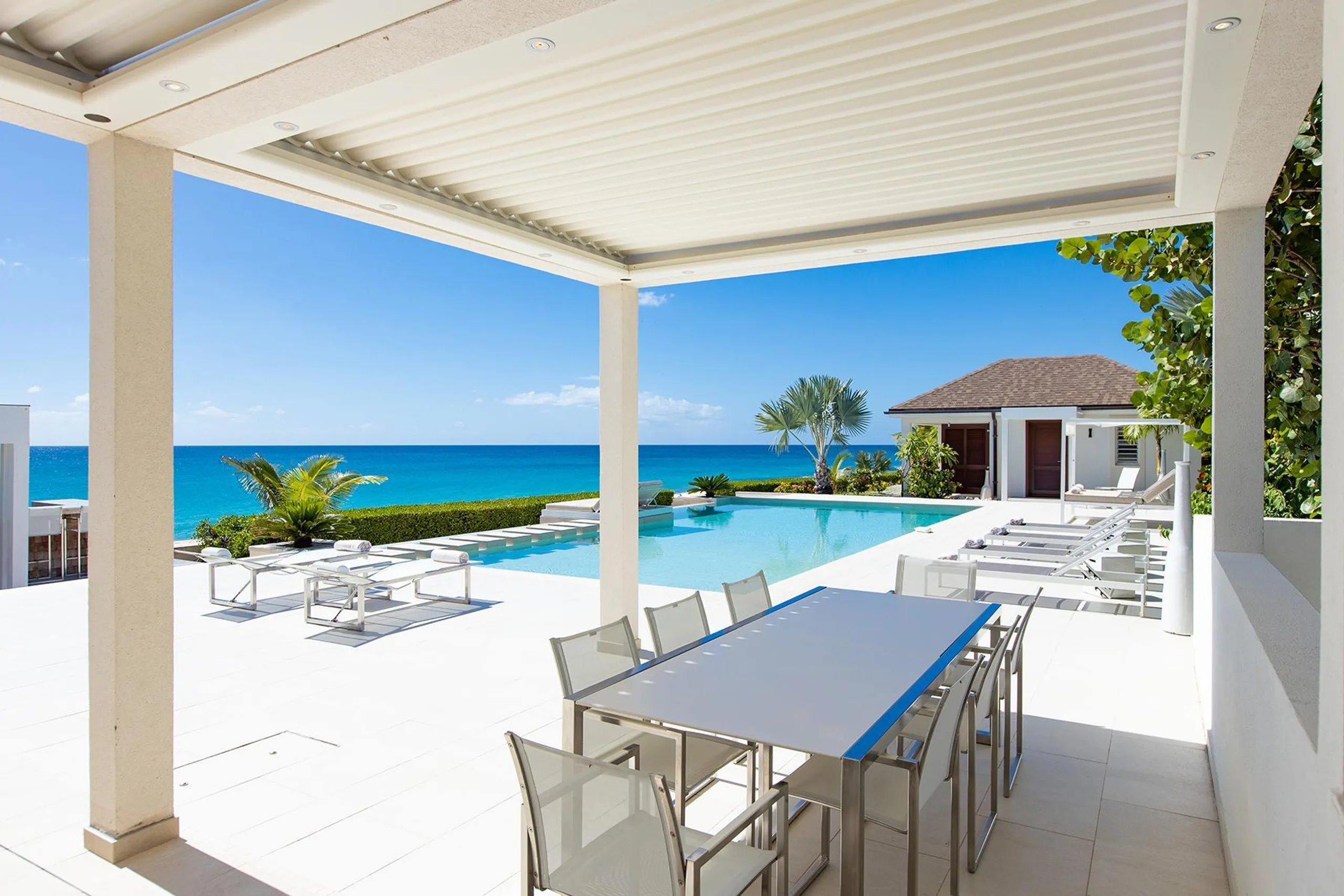 Chic Beachfront Contemporary Styled Villa with Private Pool — photograph 9