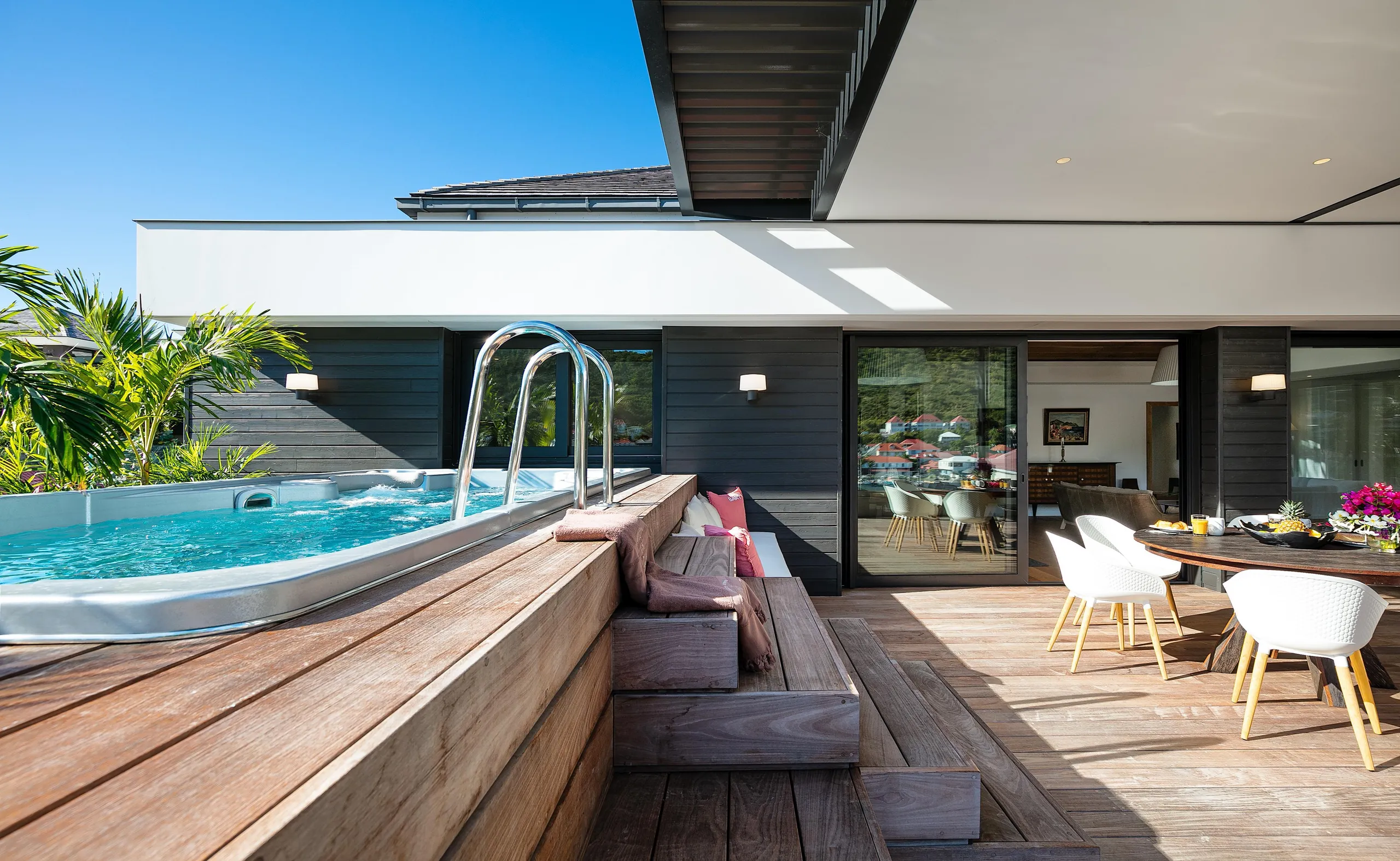 Luxurious Villa in Caribbean Cove with Jacuzzi and Patio Dining — photograph 5