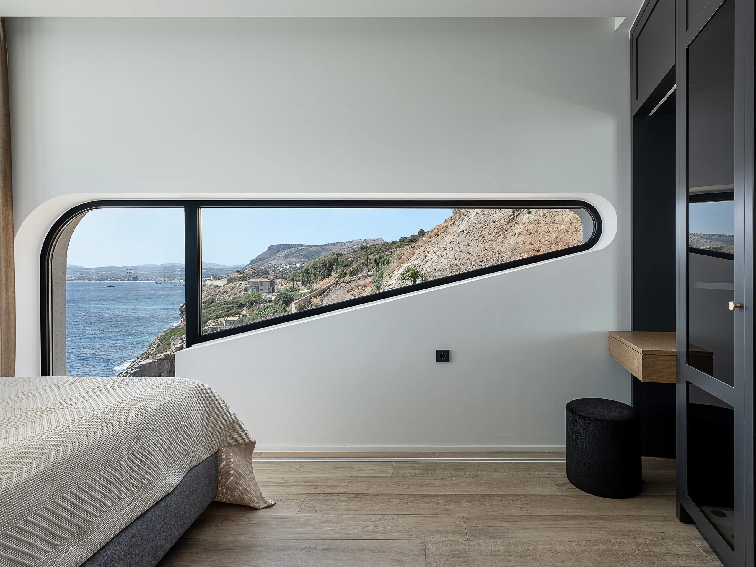 Luxurious Seafront Getaway with Infinity Pool, Fireplace and Stunning Views — photograph 8