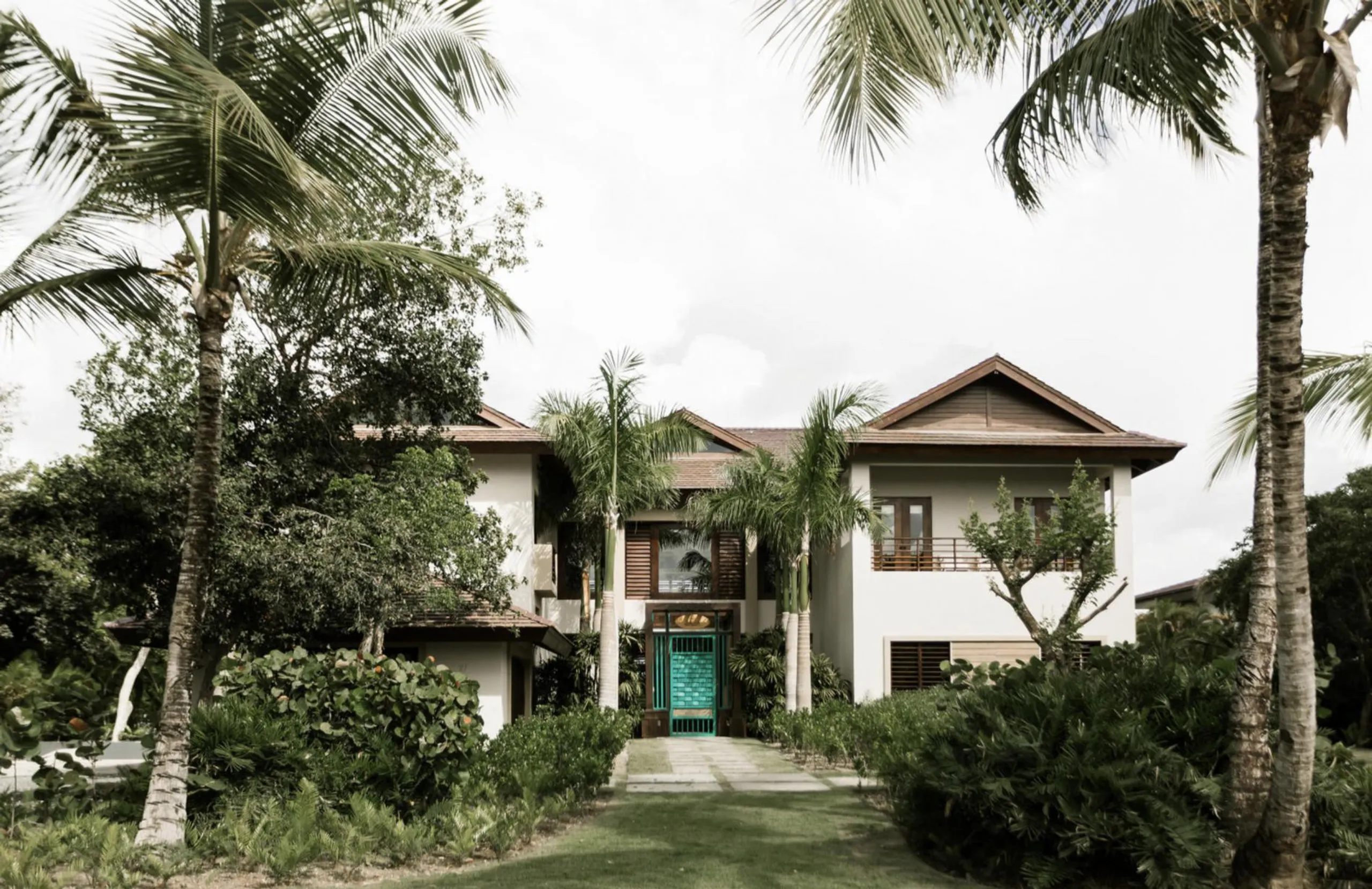 Princely Punta Cana Estate with Gorgeous Pool and Walks to Beach — photograph 5