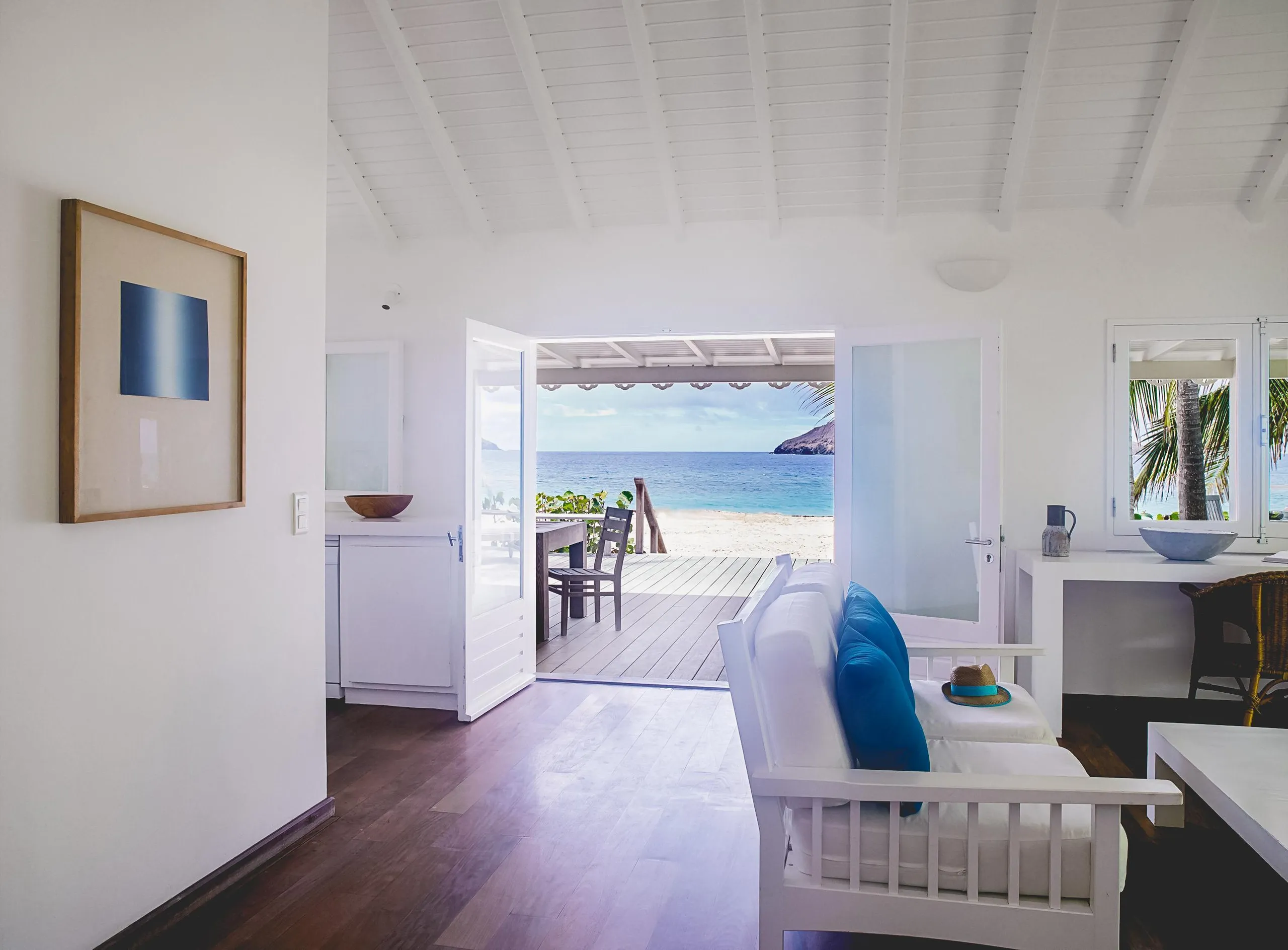 Majestic Beachfront Villa with Walks to Beach and Tropical Garden Grounds — photograph 6