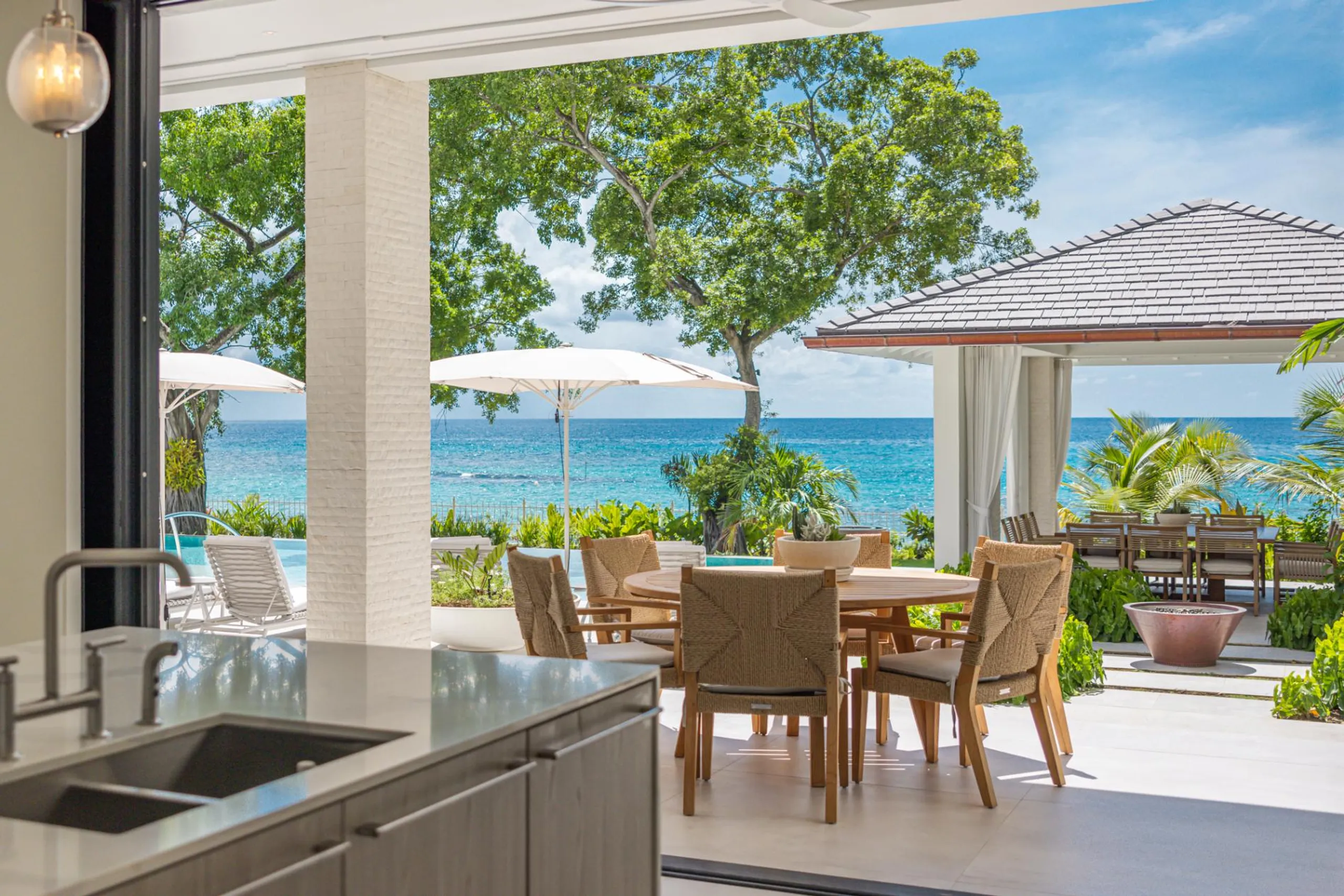 Top-of-the-line Beachfront Villa with Pool, Garden and Caribbean Sea Views — photograph 10
