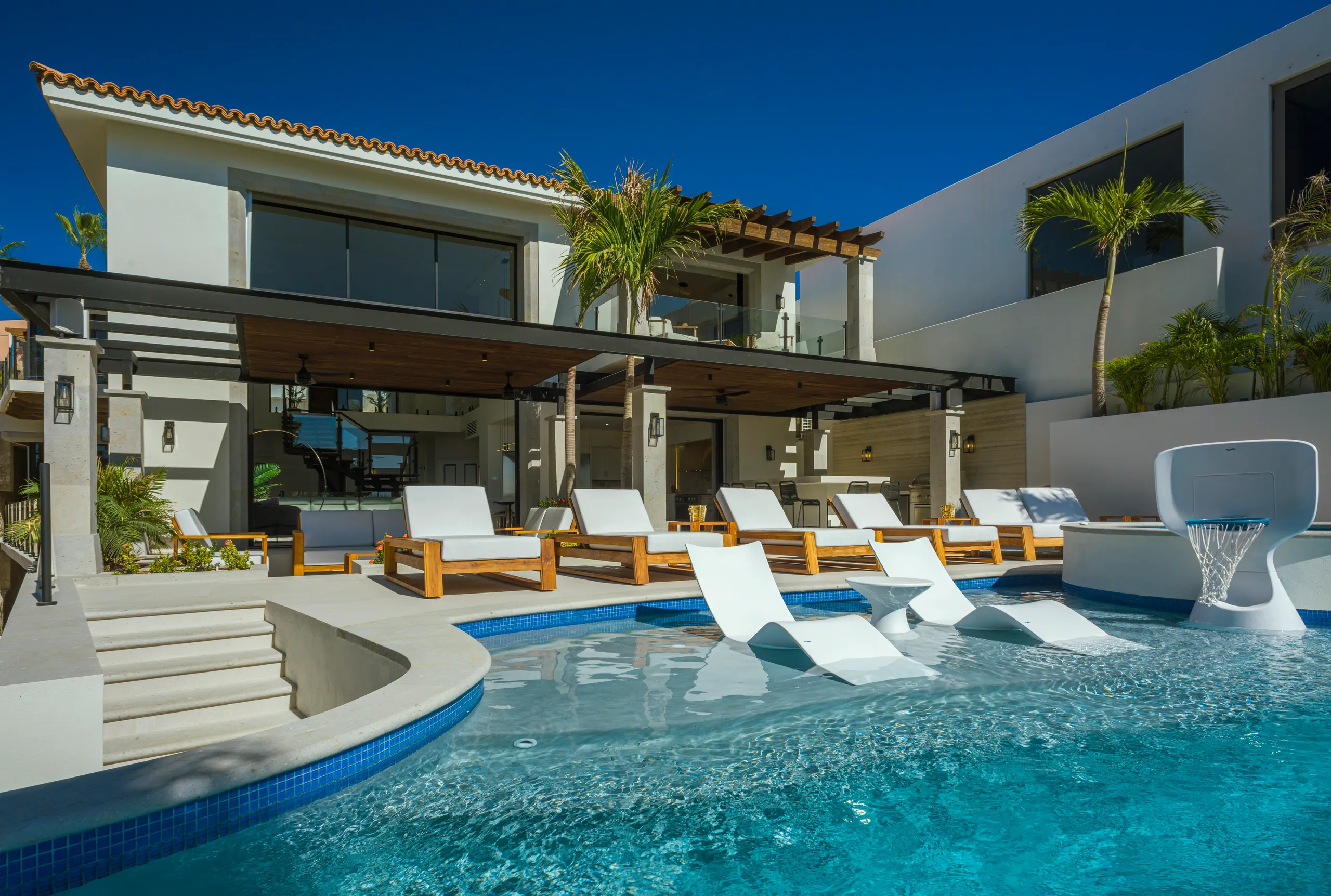 Rejuvenating, Airy and Spacious Villa with Tranquil Classic Luxury Pool — photograph 2