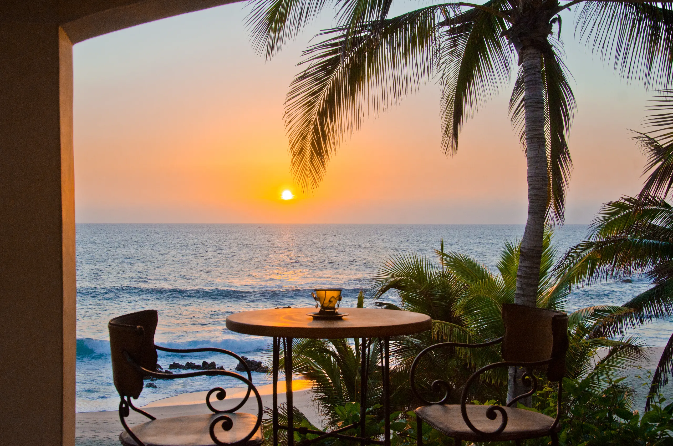 Stunning Beach Front Luxe Estate with Infinity Pool and Panoramic Ocean Villas — photograph 12