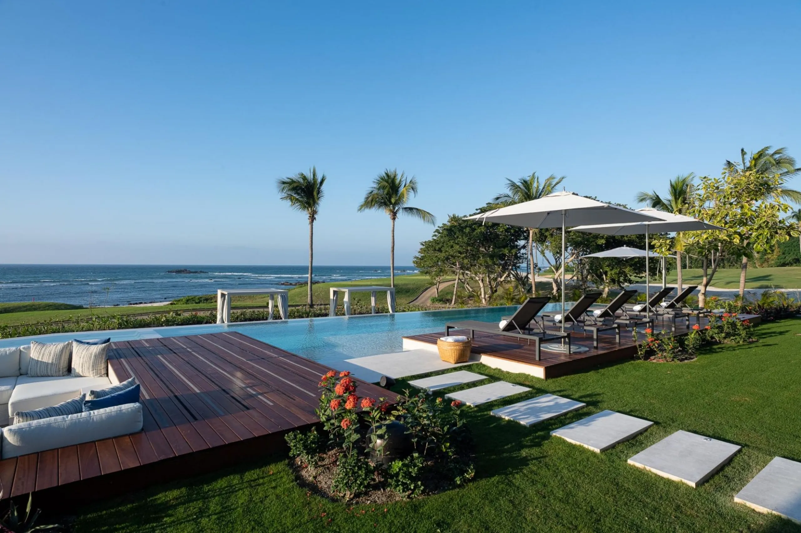 Oceanfront Pacifico Estates Villa with Private Pool and with Tail of the Whale Views — photograph 9