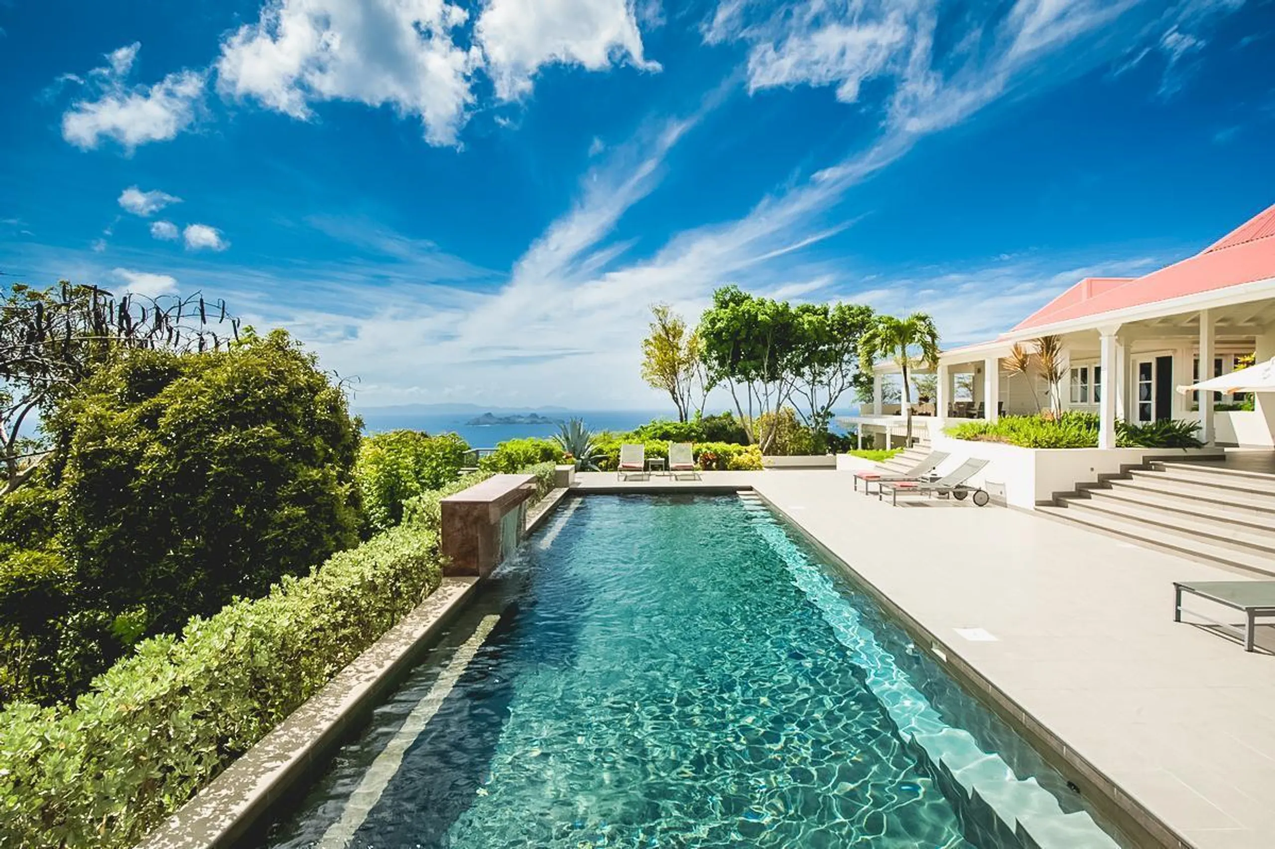 Glamorous Oceanside Estate with Private Pool and Gourmet Kitchen — photograph 2