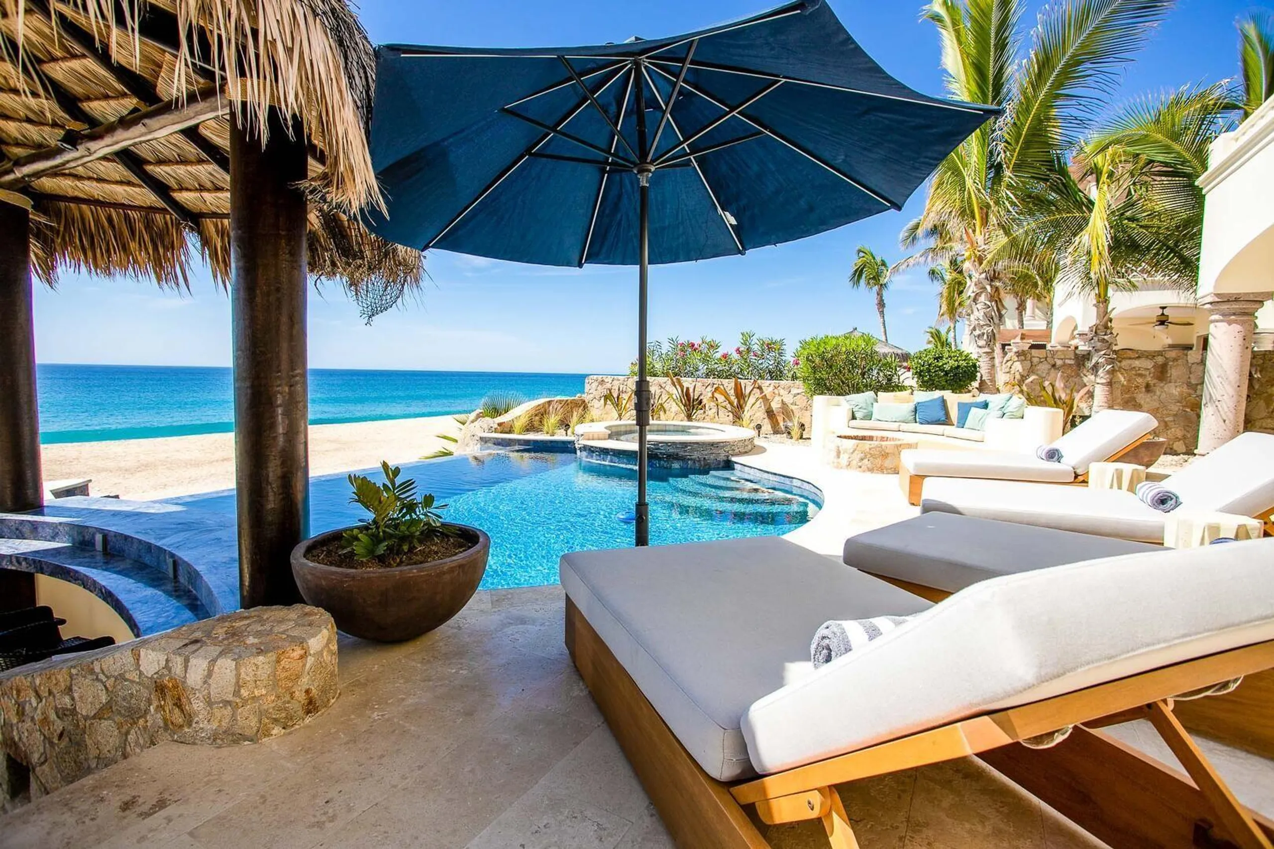 El Encanto Luxury Beachfront Villa  with infinity pool and Ocean Views — photograph 5