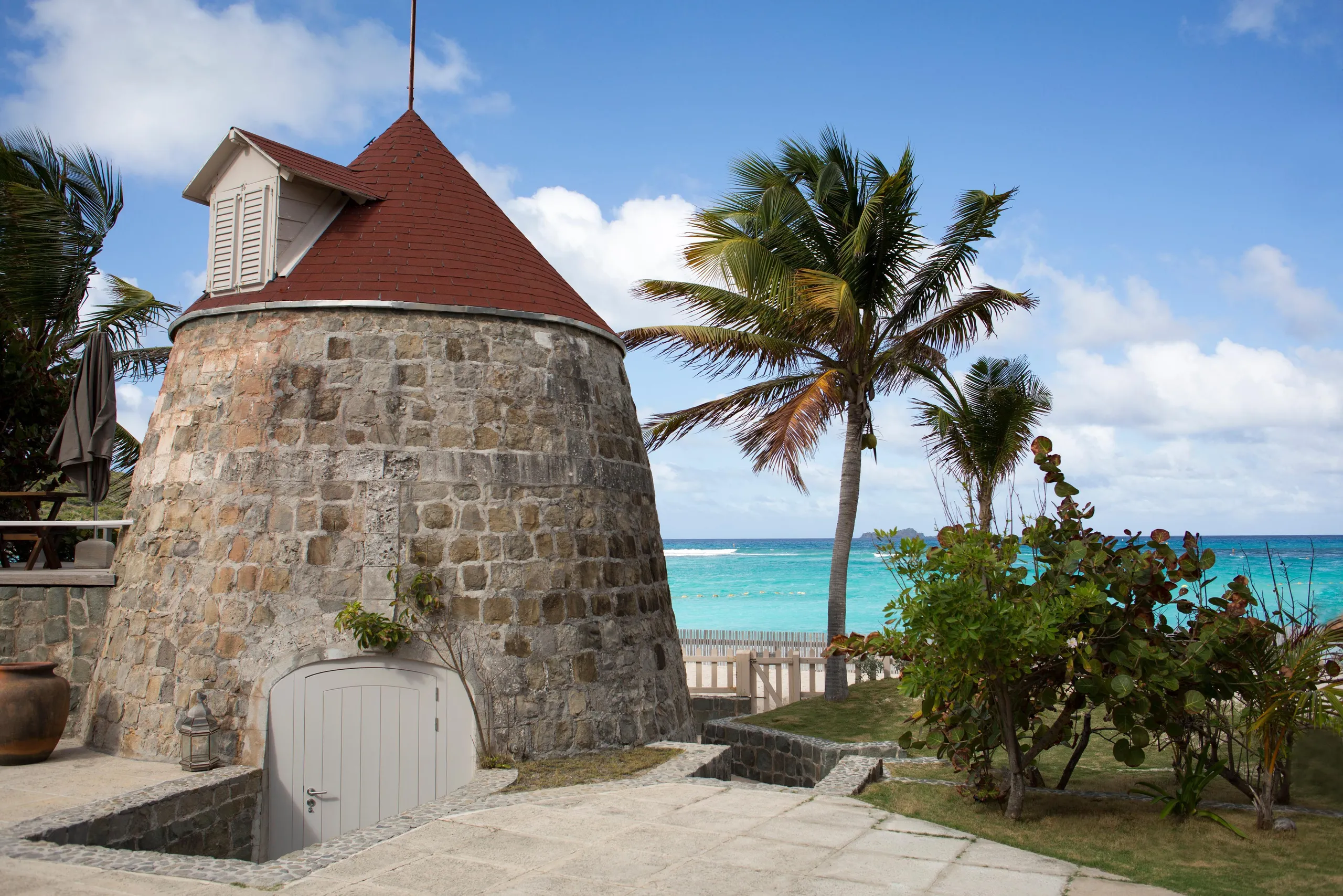 Stunning Seaside Villa with Private Pool and Walks to Beach — photograph 2