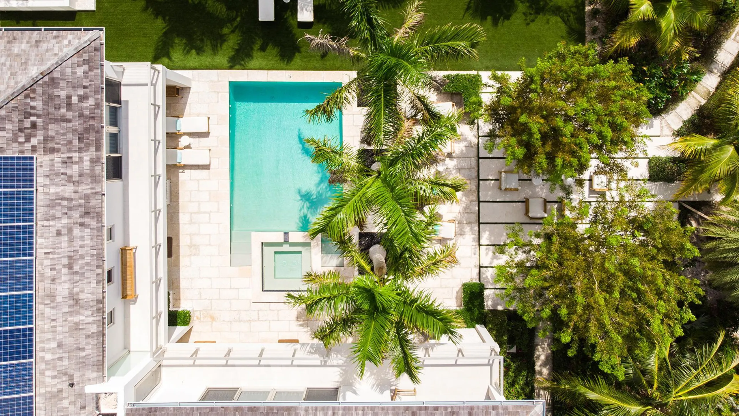 Luxurious Modern Getaway, Steps from Award-Winning  Pelican Beach — photograph 3