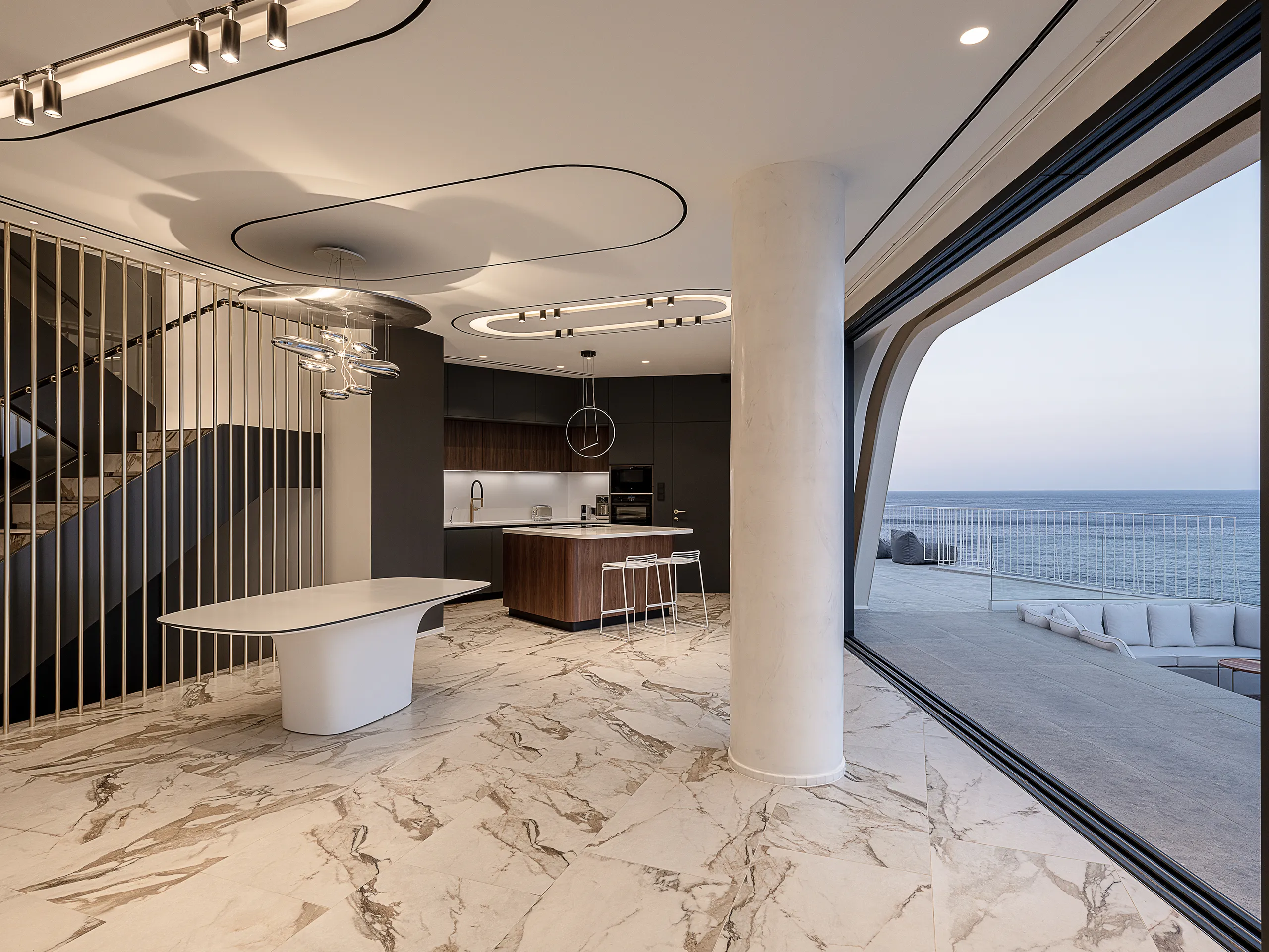 Luxurious Seafront Getaway with Infinity Pool, Fireplace and Stunning Views — photograph 11