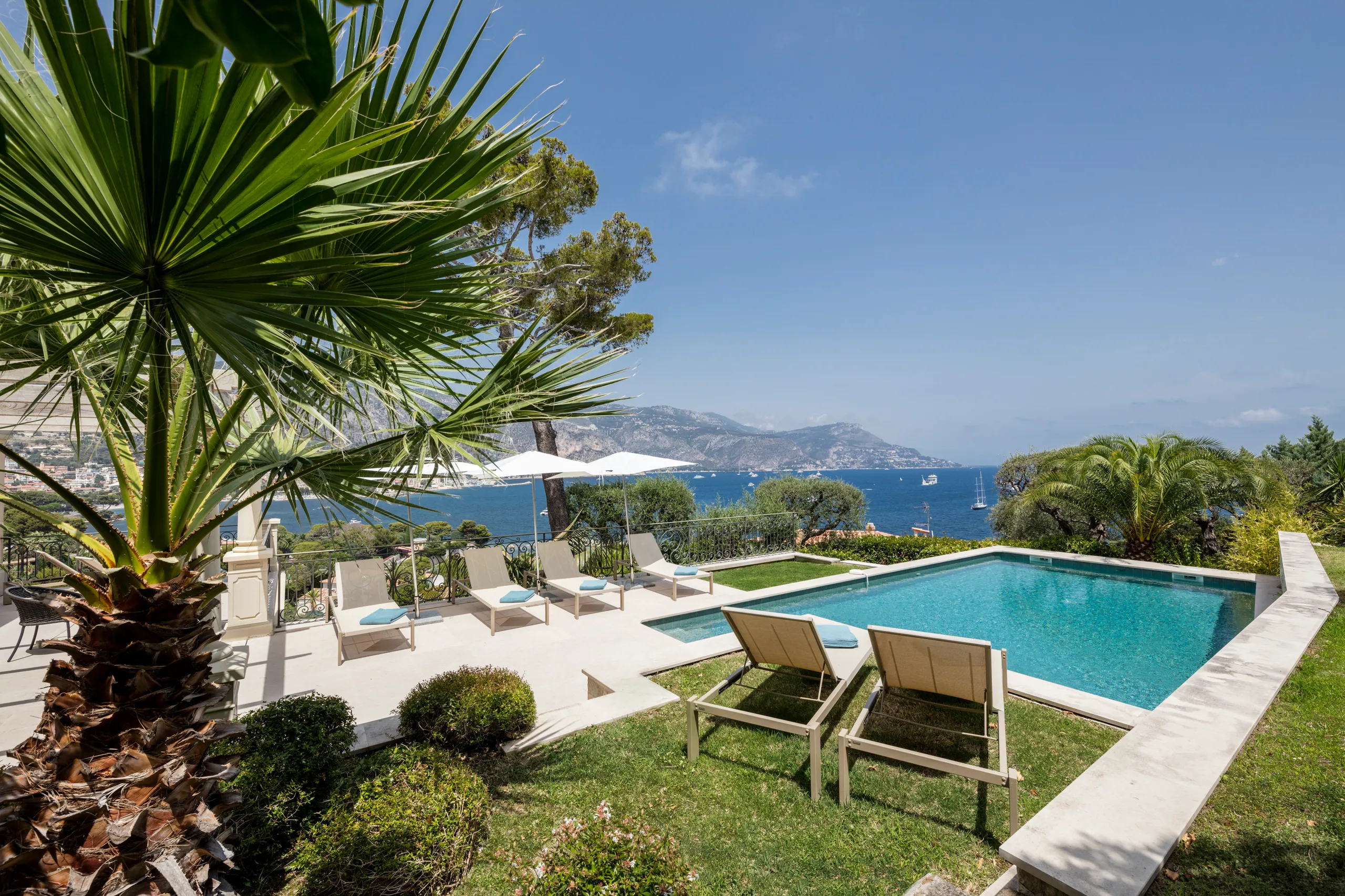 Lavish Modern-Contemporary Villa with Heated Pool and Sea Access — photograph 4