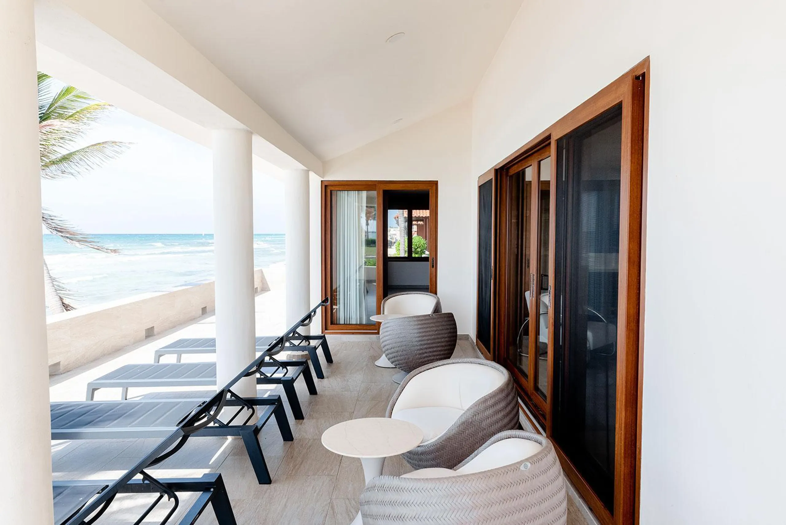 Luxury Beach Front Villa with Private Plunge Pool and Magnificent Ocean Views — photograph 12