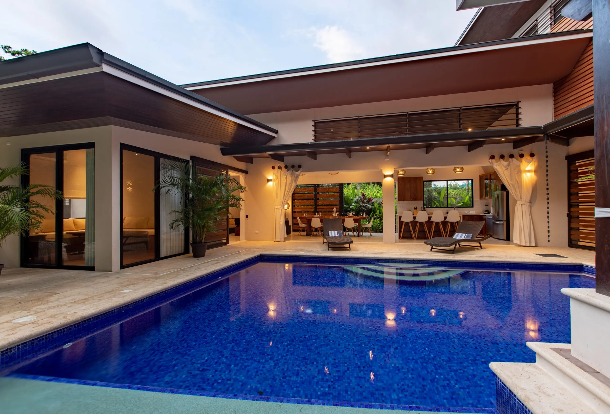 Opulent Stylish Villa with Private Pool, and Beach Access — photograph 2