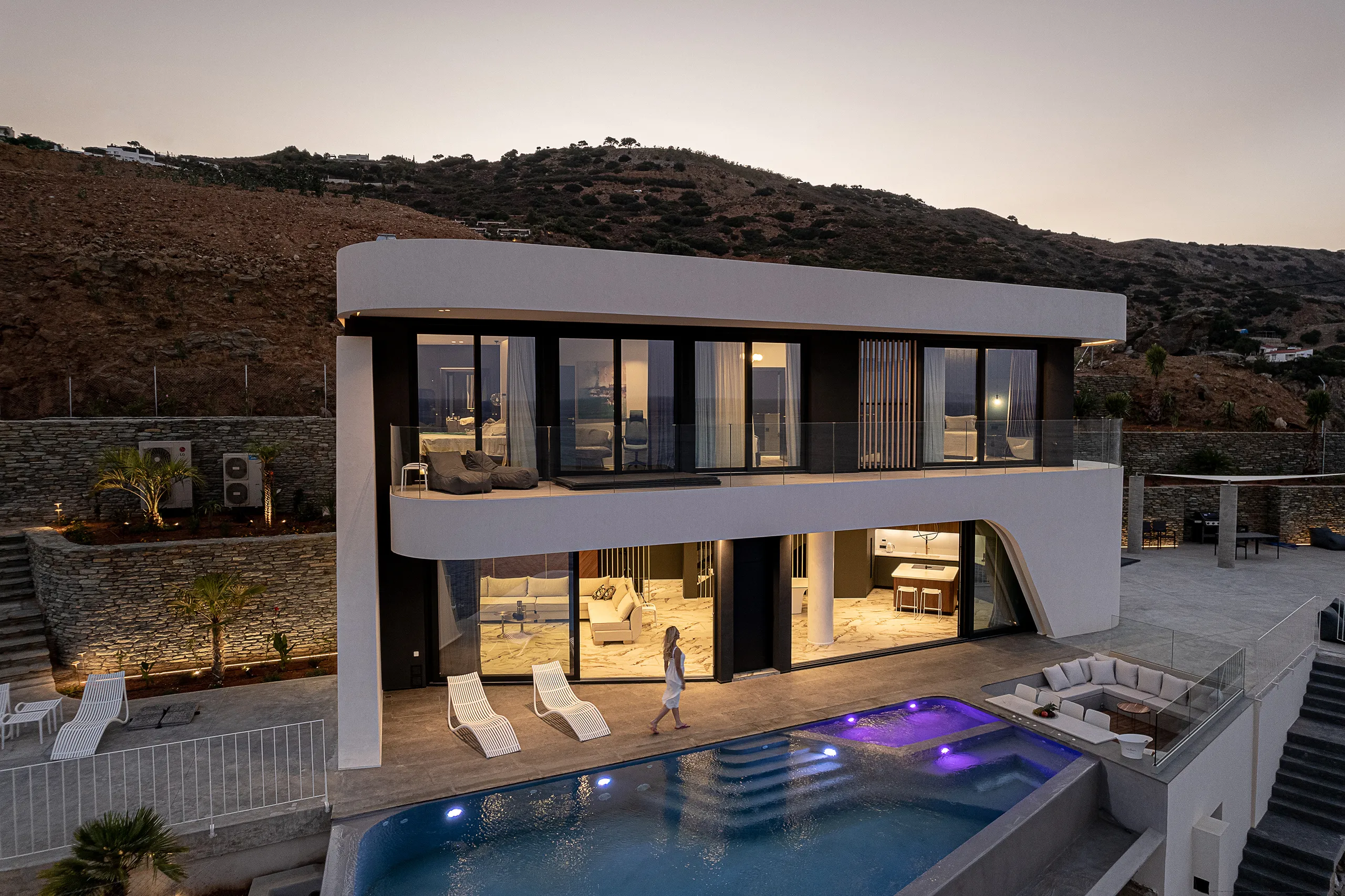 Luxurious Seafront Getaway with Infinity Pool, Fireplace and Stunning Views — photograph 2