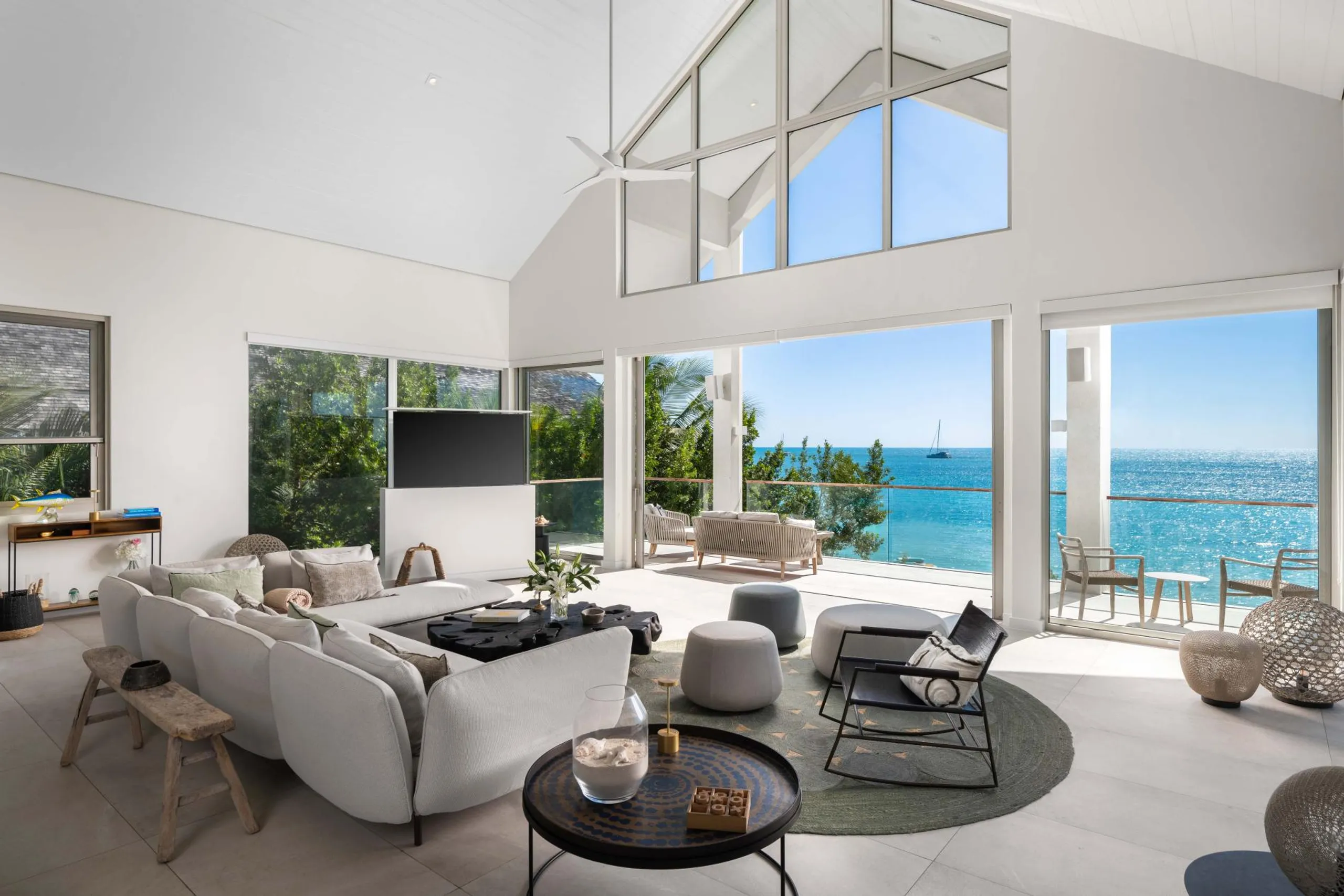 Sophisticated Villa in Sapodilla Bay with Infinity Pool and Stunning Coastal Views — photograph 5
