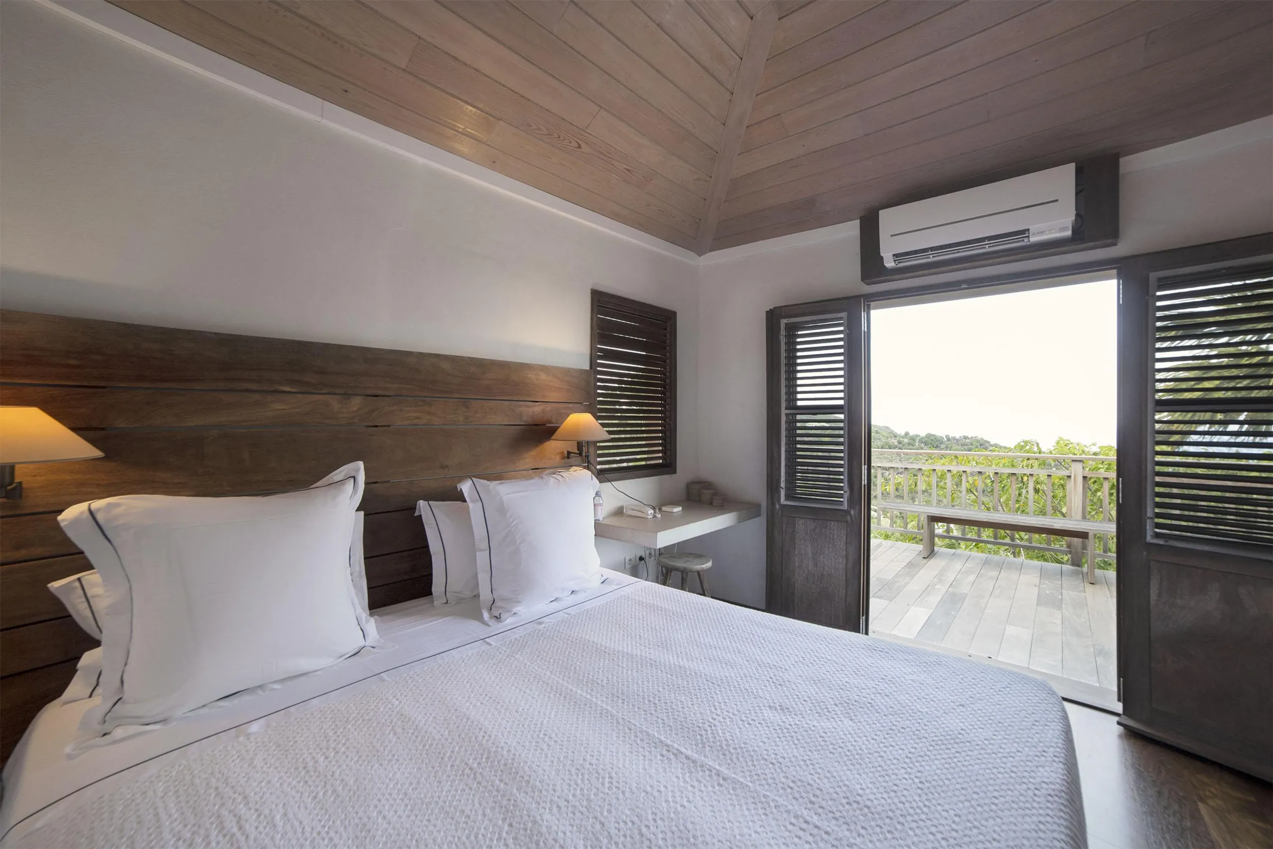 Stylish Seaside Villa with Private Pool and Gourmet Kitchen — photograph 12