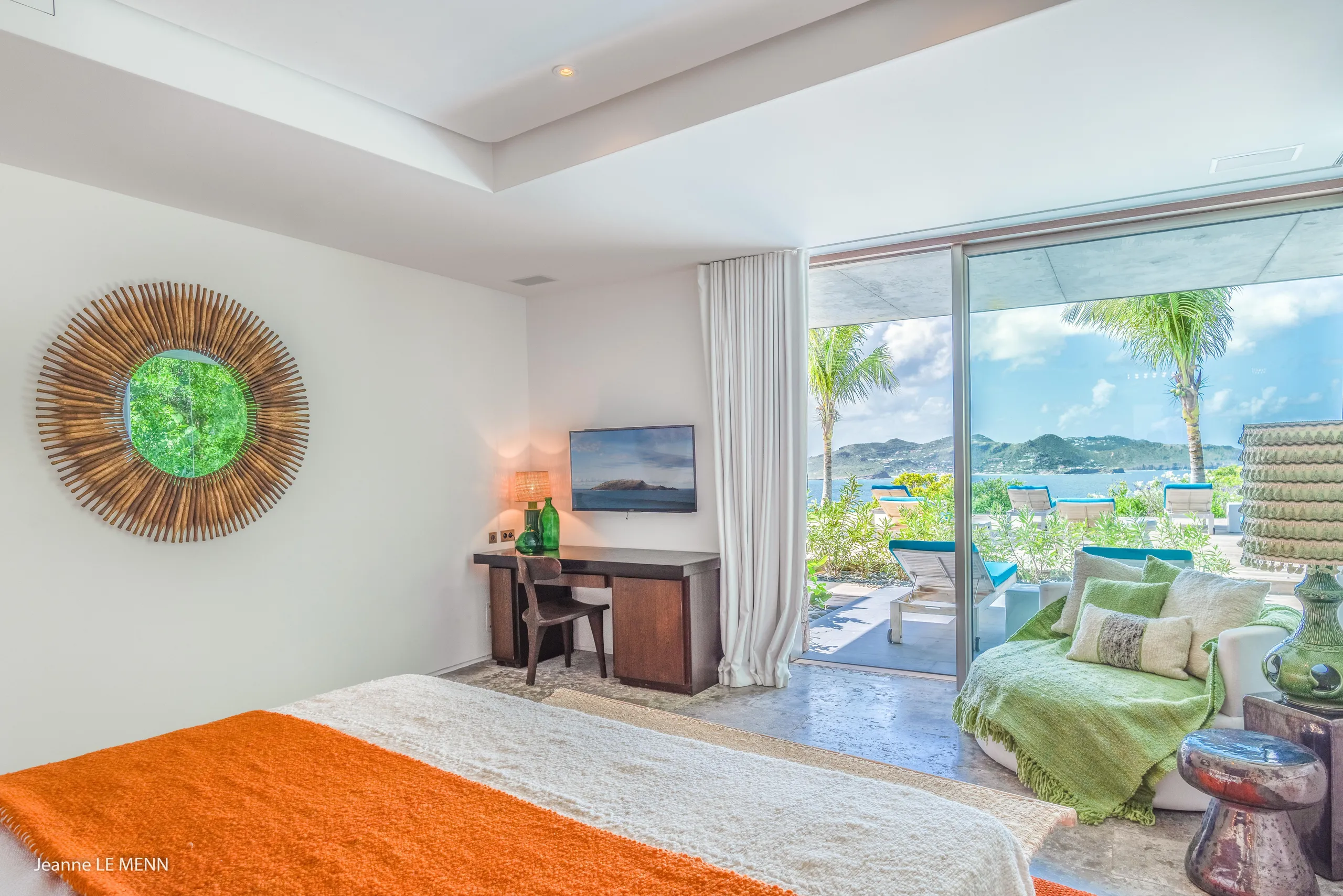 Breathtaking Oceanside Villa with Infinity Pool and Fitness Room — photograph 7