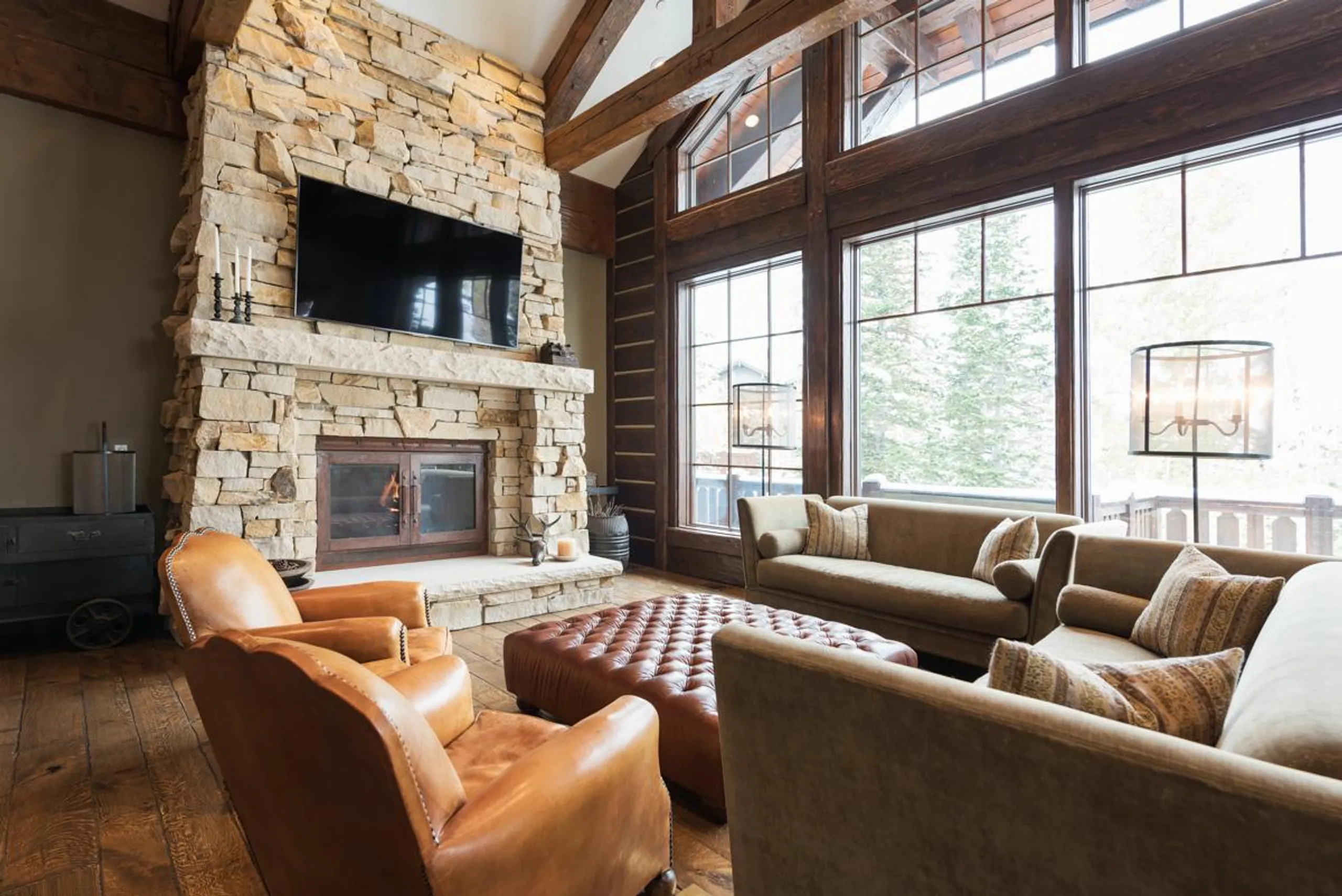 Exquisite Mountain Chalet with Entertainment Room and Stunning Views — photograph 7
