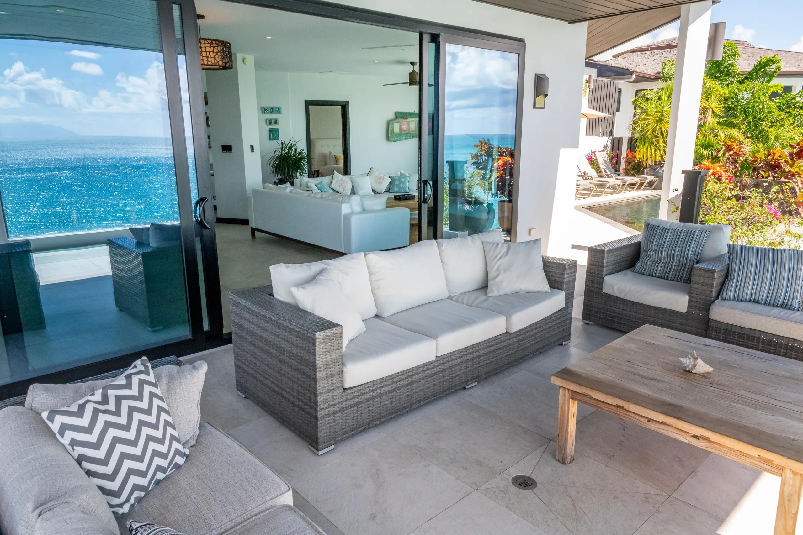 Oceanfront Four Bedroom Villa with Infinity Pool, and 180-degree Panoramic Sea Views — photograph 8