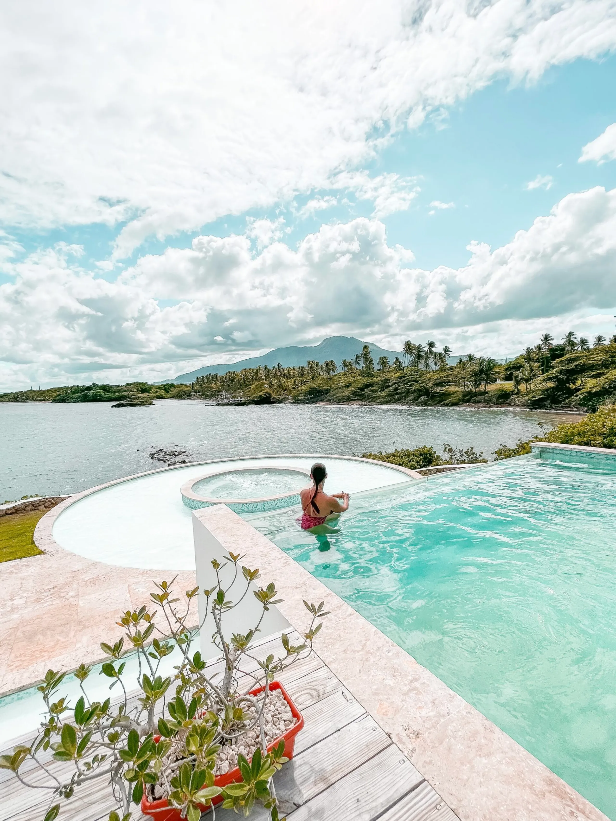 Luminous Beachfront Getaway with Infinity Pool, Jacuzzi and Spectacular Sunset Views — photograph 7