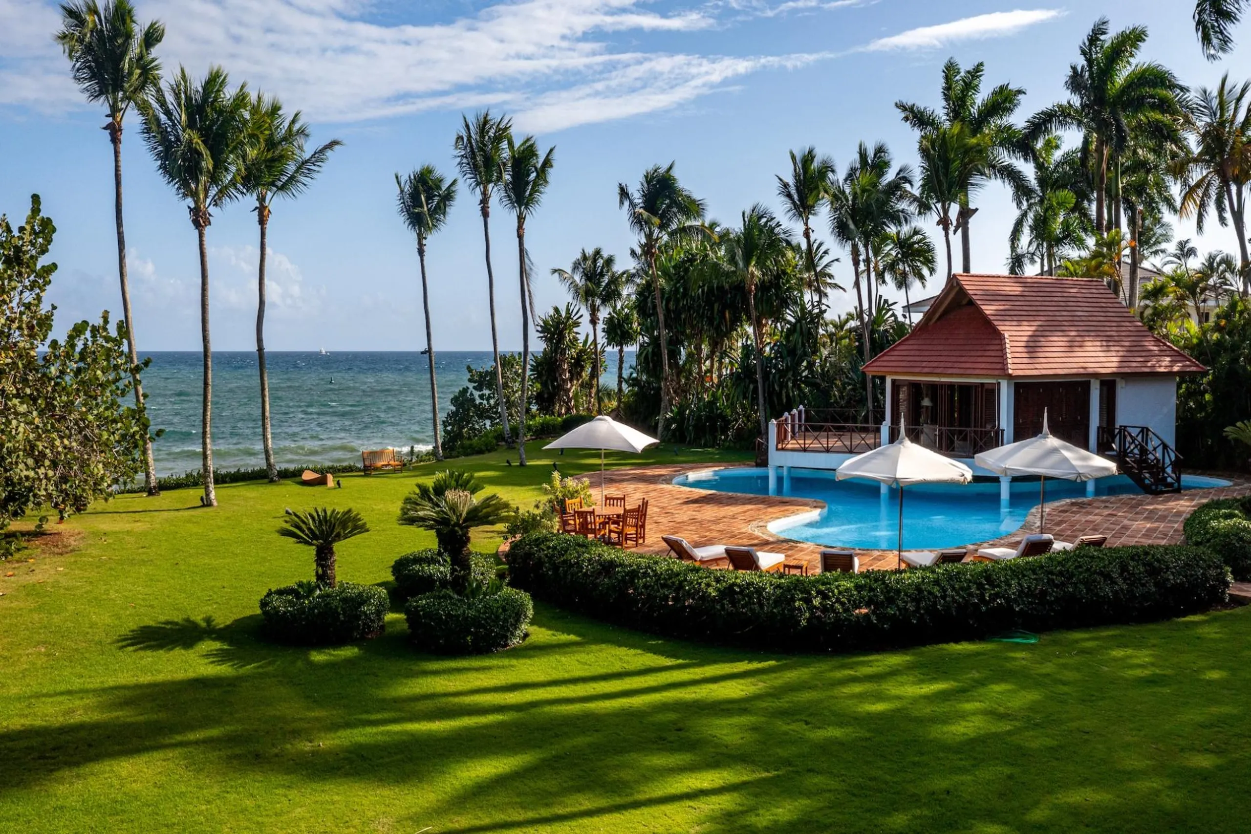 Breathtaking Beachfront Villa with Private Pool, Beach and Sea Views — photograph 3