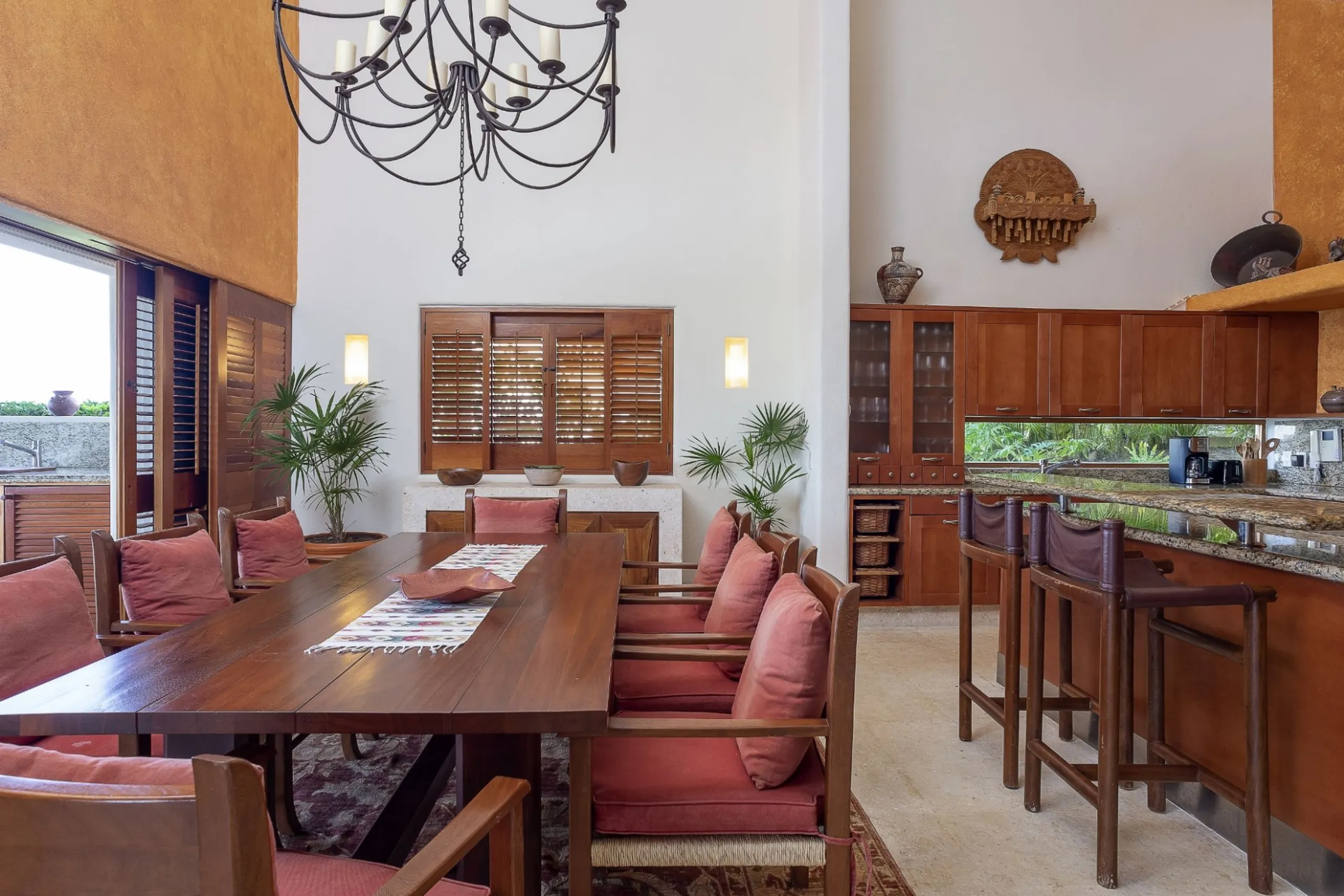 Refined Four-Bedroom Villa with Infinity Pool & Panoramic Ocean Views — photograph 9