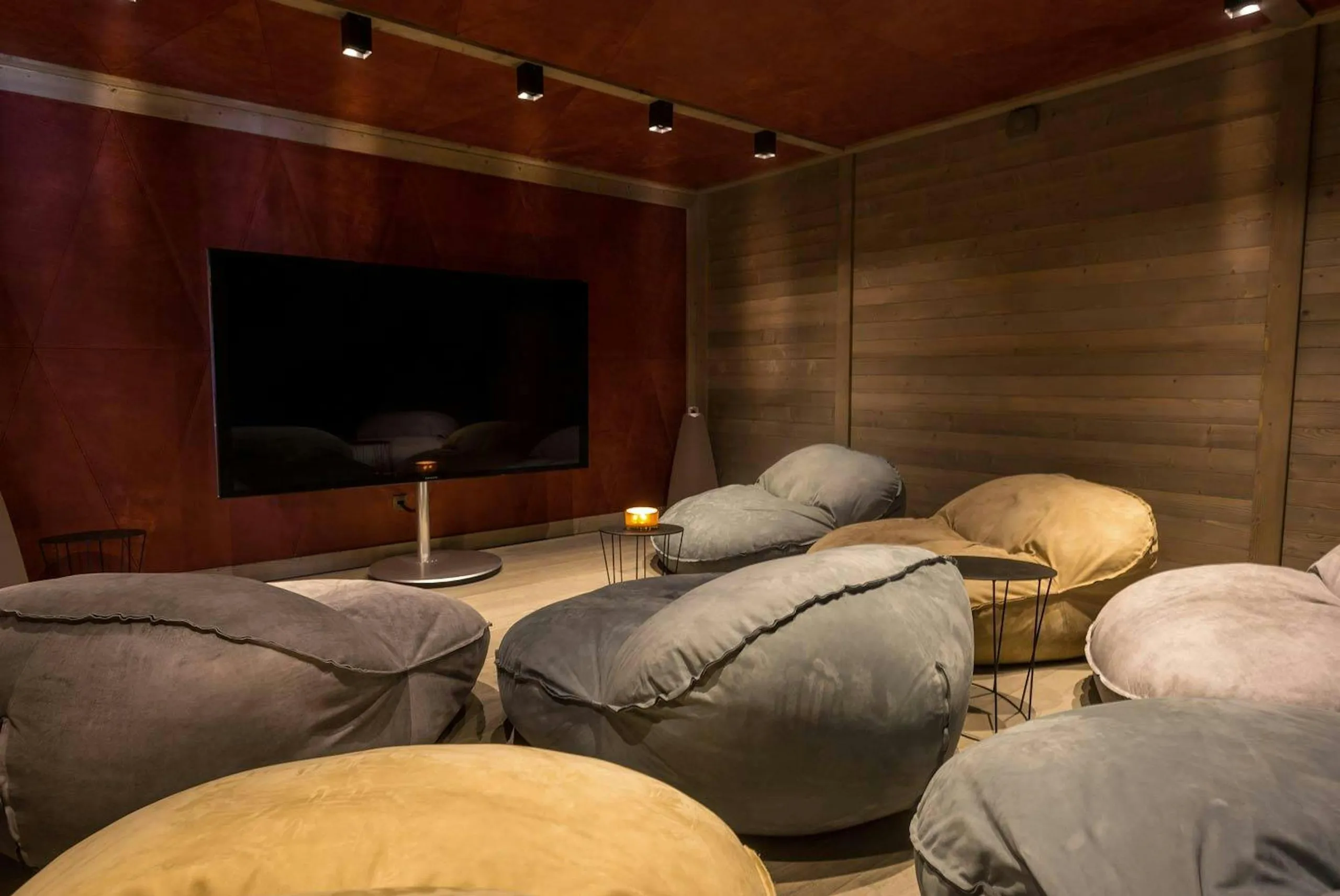 Grand Val Thorens Luxury Chalet with Private Pool, Jacuzzi, and Entertainment Room — photograph 5