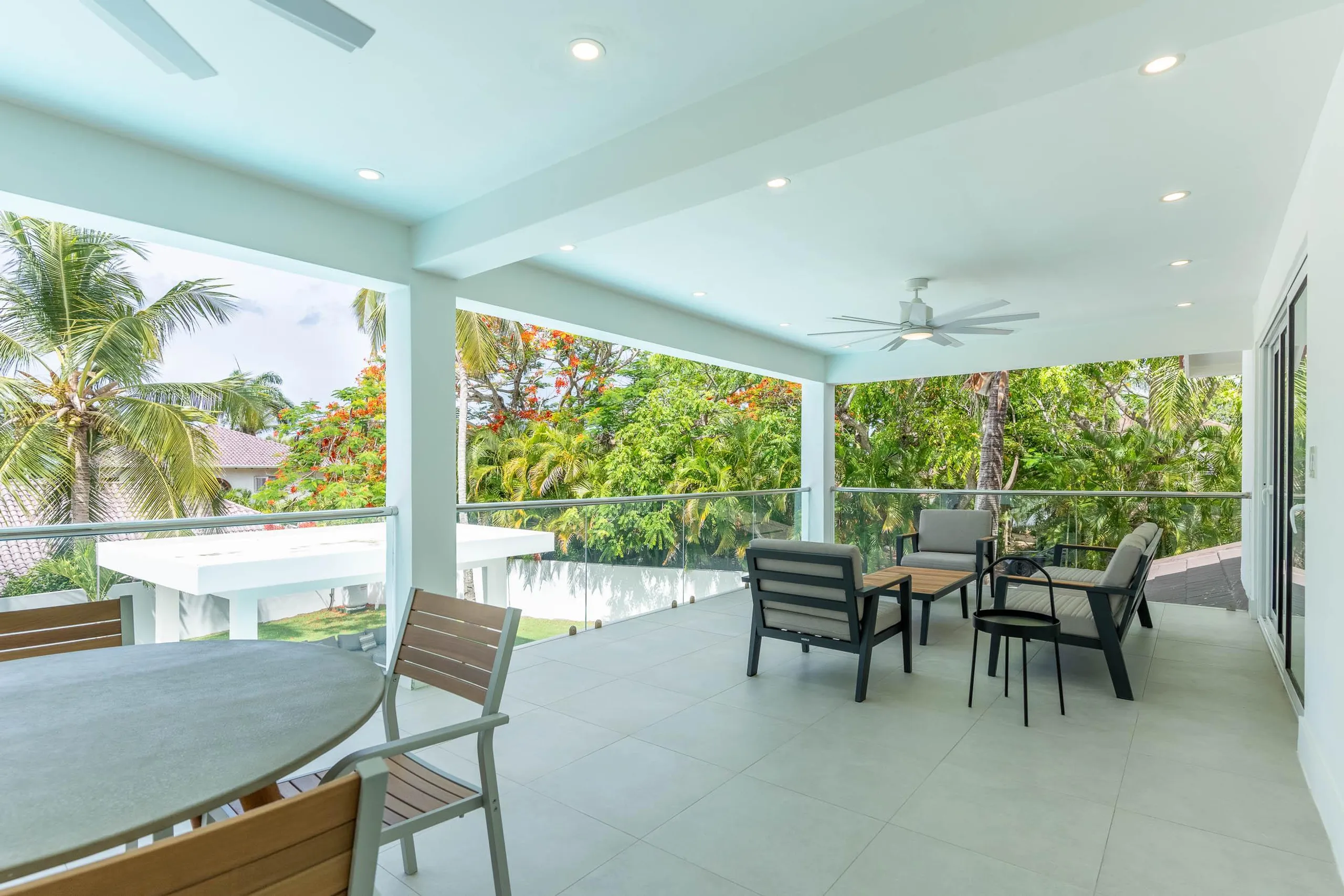 Chic Contemporary Villa with Private Pool — photograph 4