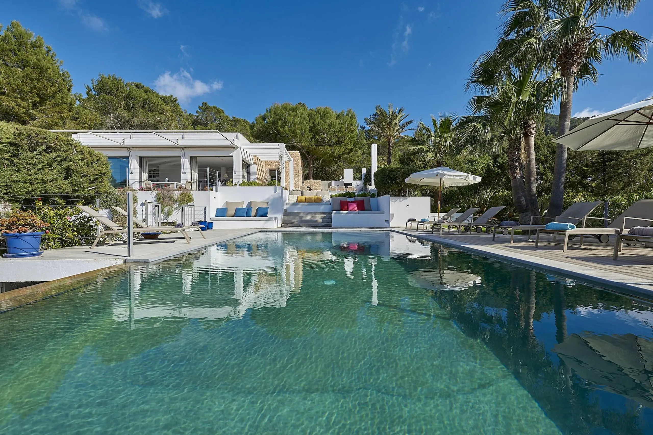 Stylish Ibiza Seaside Villa with Infinity Pool and Oceanview Dining, Ibiza